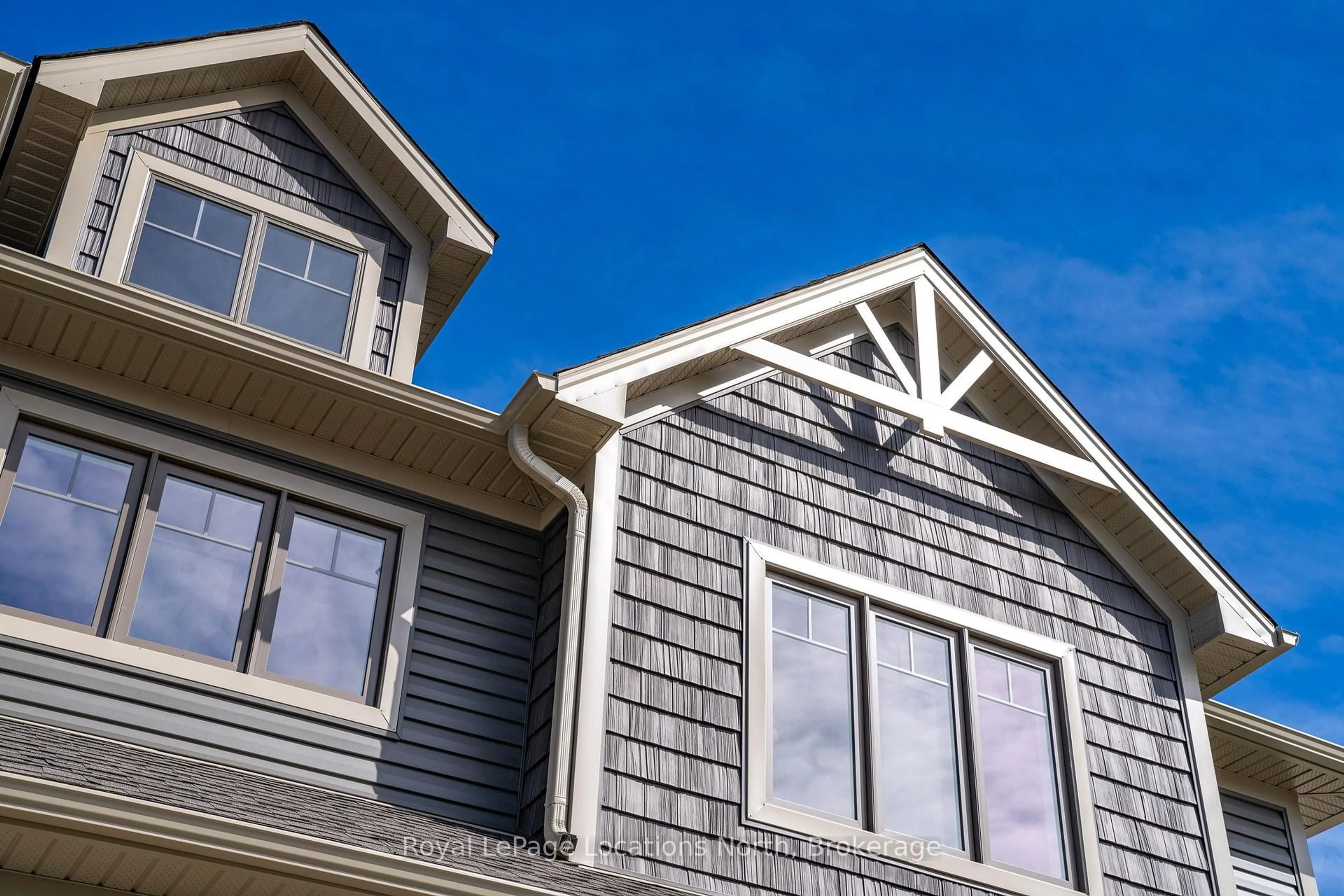 Home with vinyl exterior material, building for 17 Swain Cres, Collingwood Ontario L9Y 5T3