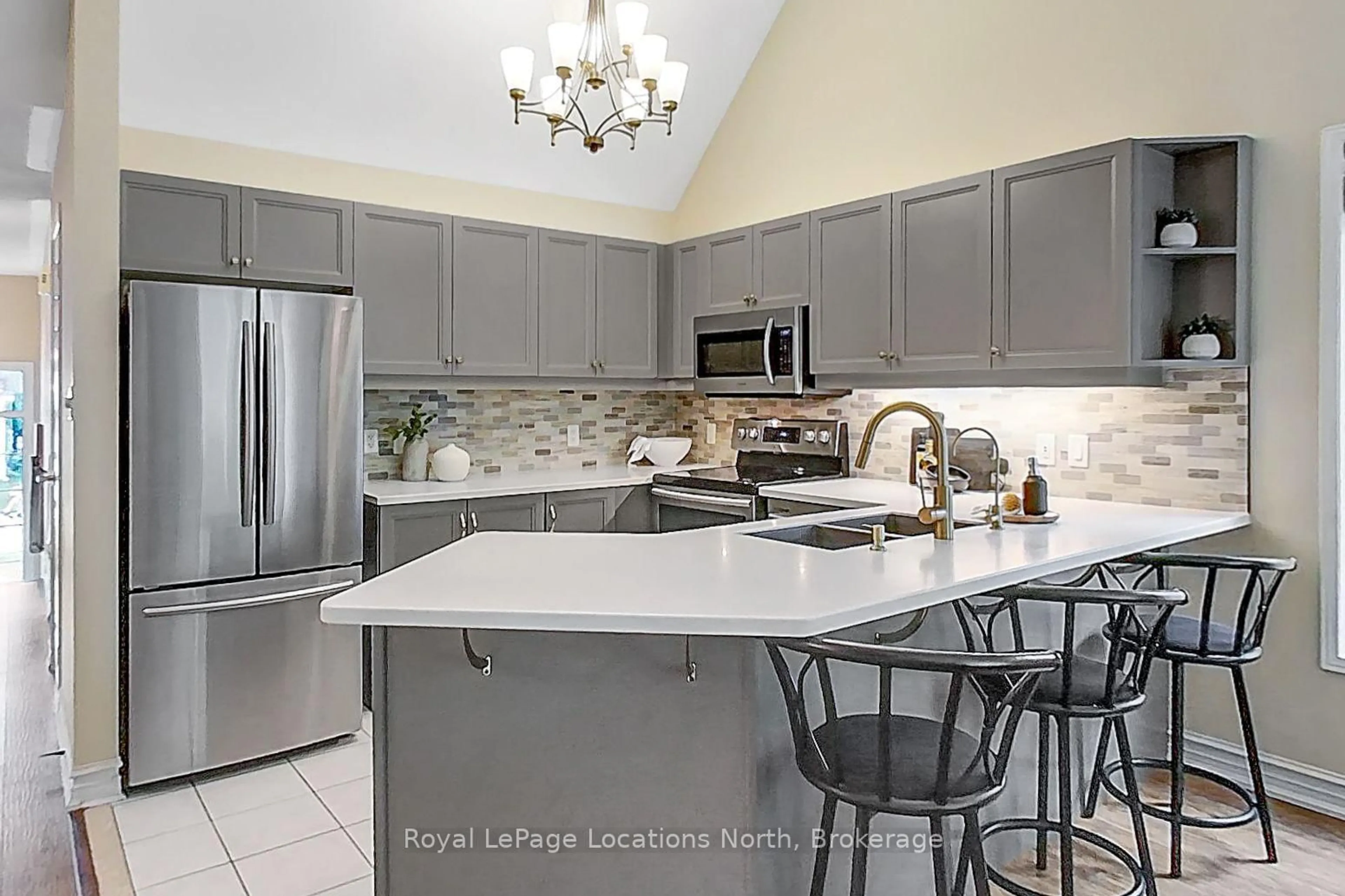 Open concept kitchen, ceramic/tile floor for 25 Green Briar Dr, Collingwood Ontario L9Y 5H9
