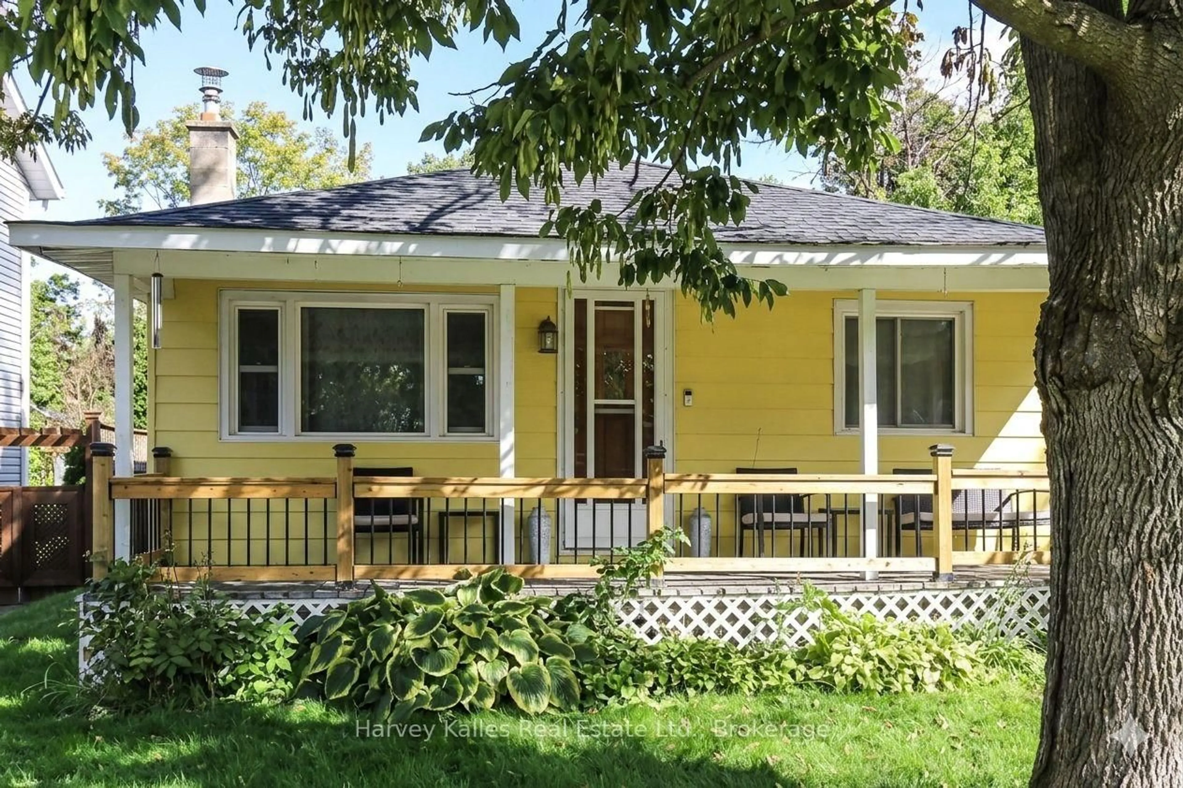 Patio, street for 27 Peel St, Penetanguishene Ontario L9M 1A5