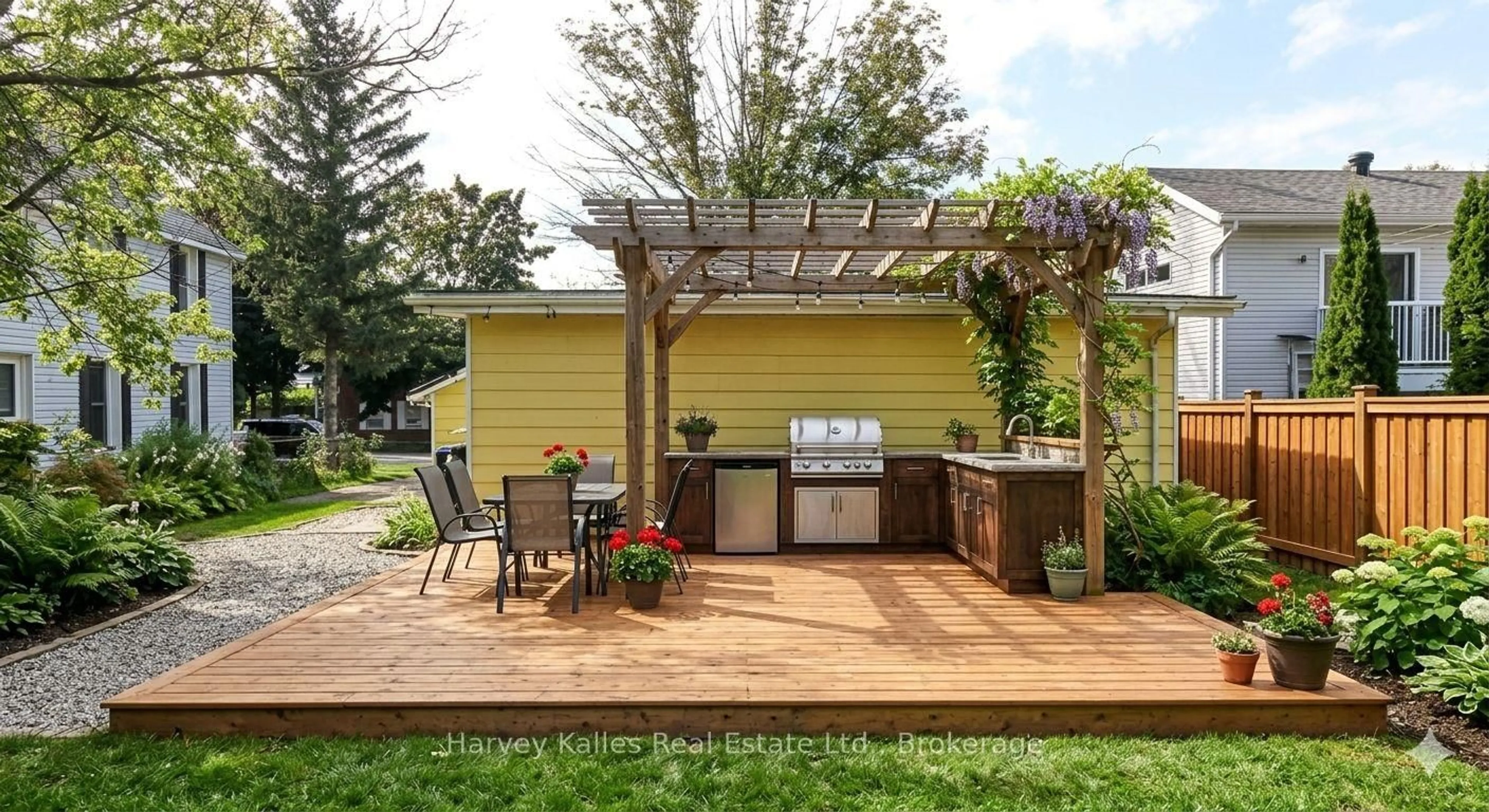 Patio, street for 27 Peel St, Penetanguishene Ontario L9M 1A5