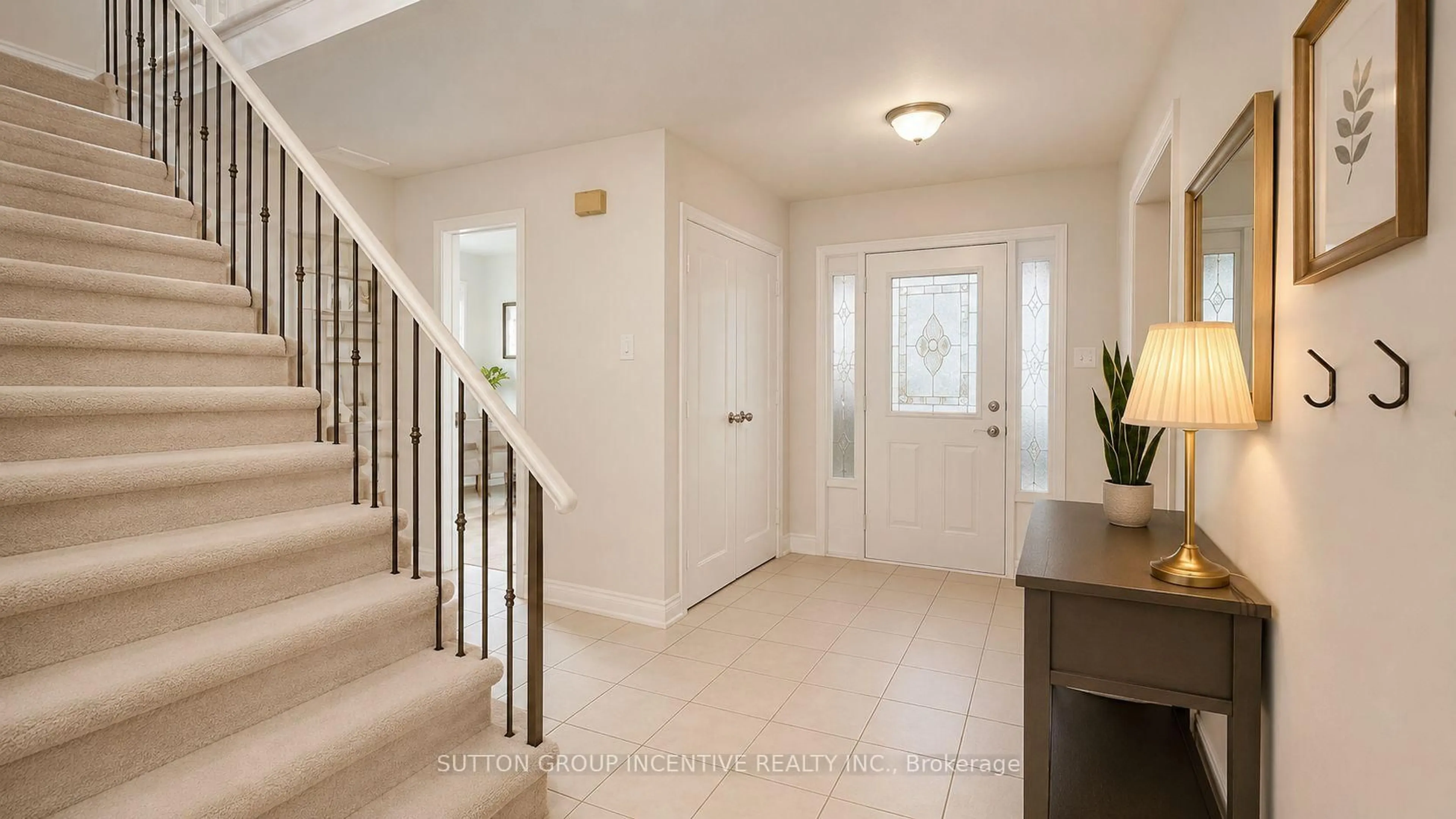 Indoor entryway for 73 Trillium Cres, Barrie Ontario L4N 6H6