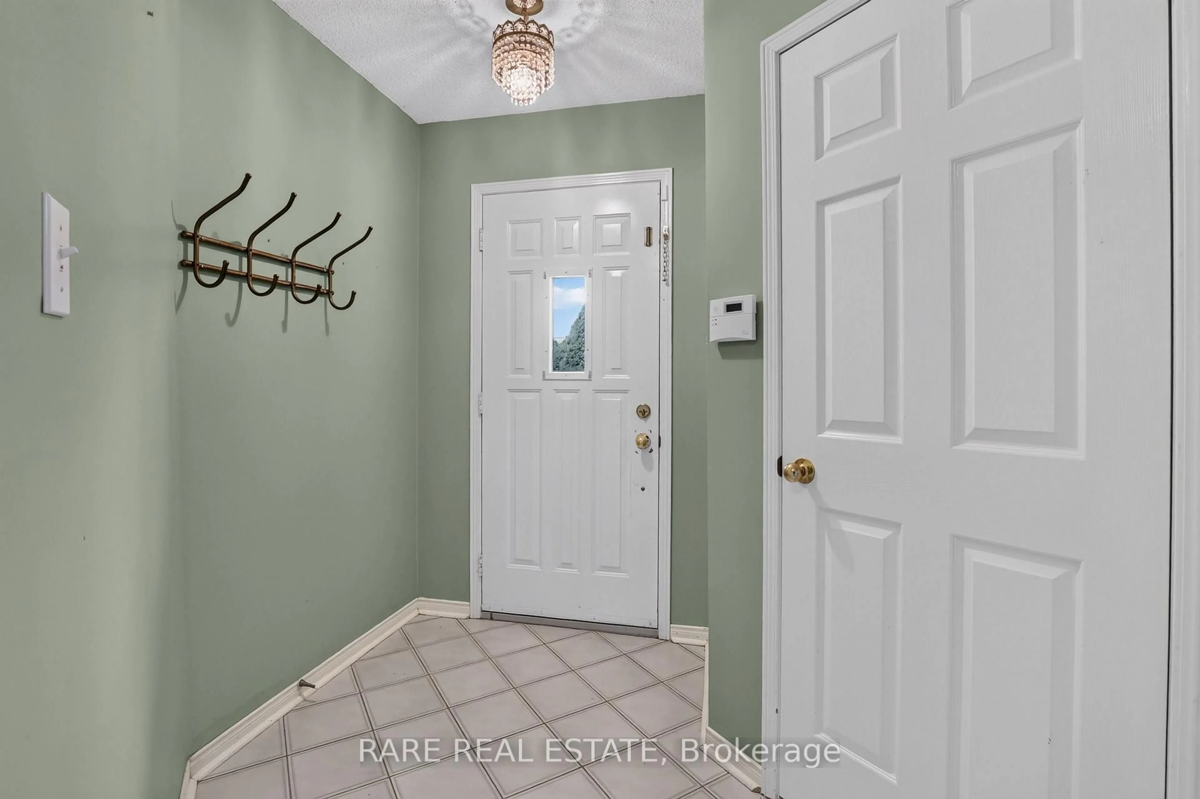 Indoor entryway for 7 Longman Dr, Barrie Ontario L4N 7E5