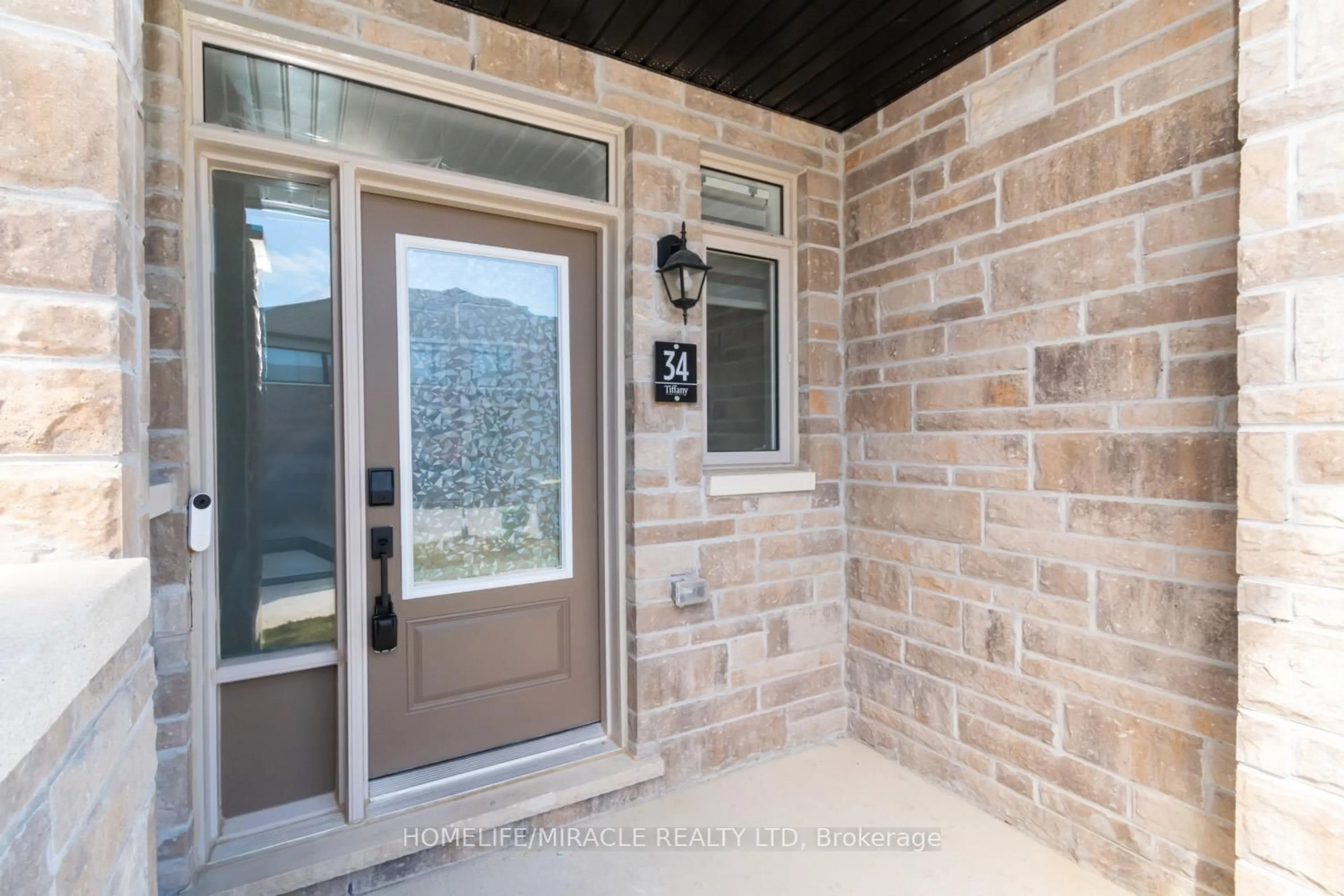 Indoor entryway for 34 Valleybrook Rd, Barrie Ontario L9J 0L4