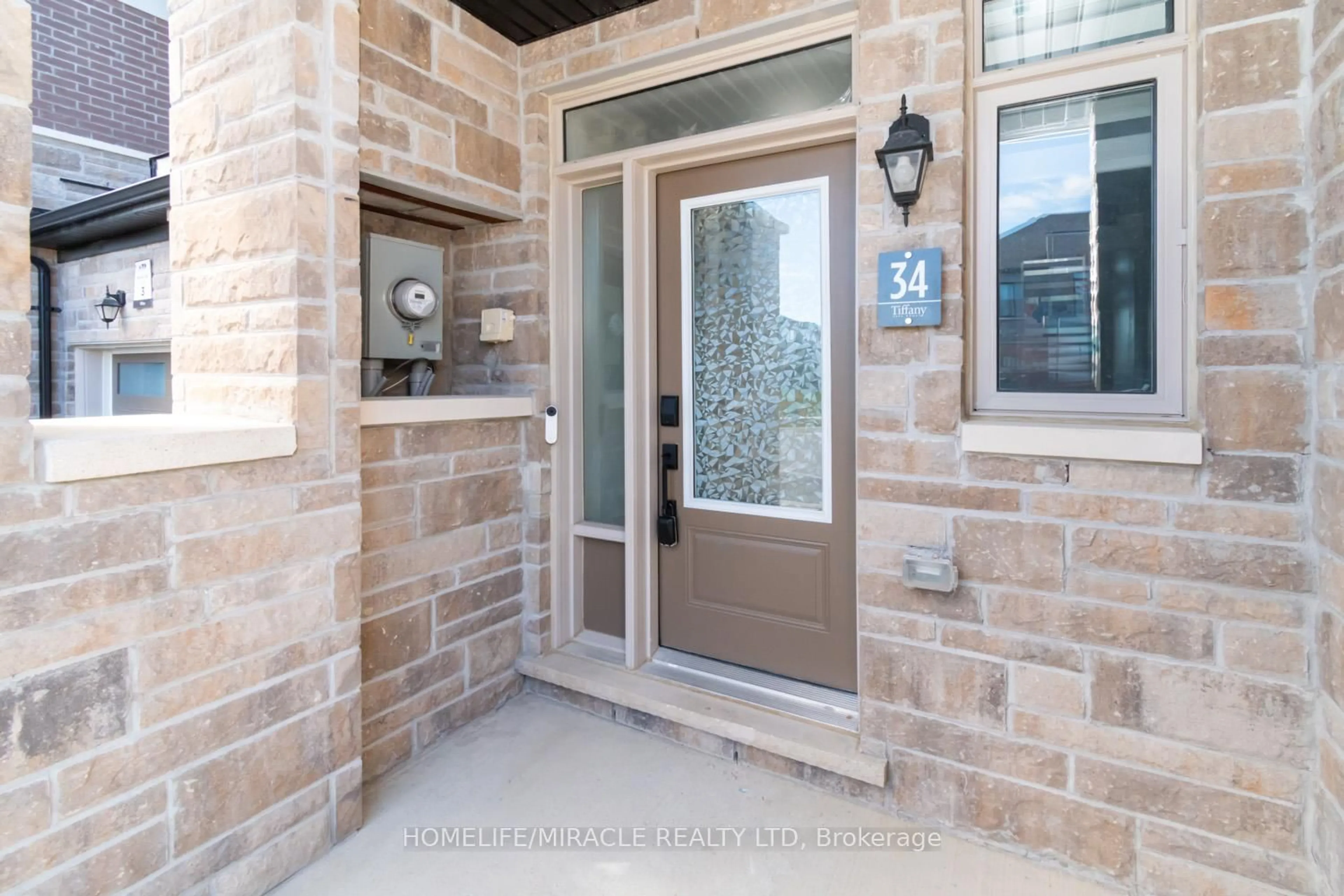 Indoor entryway for 34 Valleybrook Rd, Barrie Ontario L9J 0L4