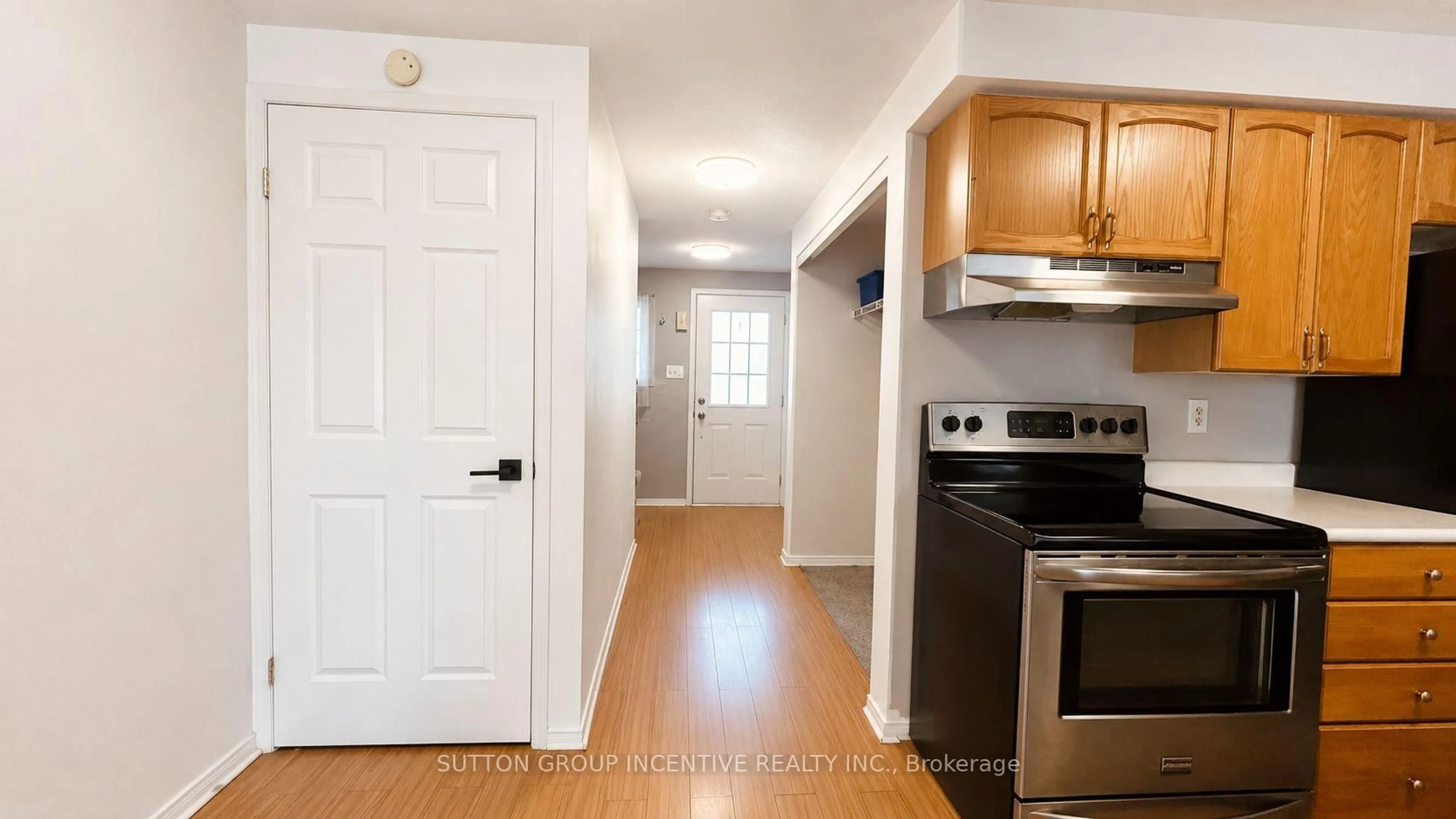 Standard kitchen, unknown for 25 Lions Gate Blvd, Barrie Ontario L4M 7E3