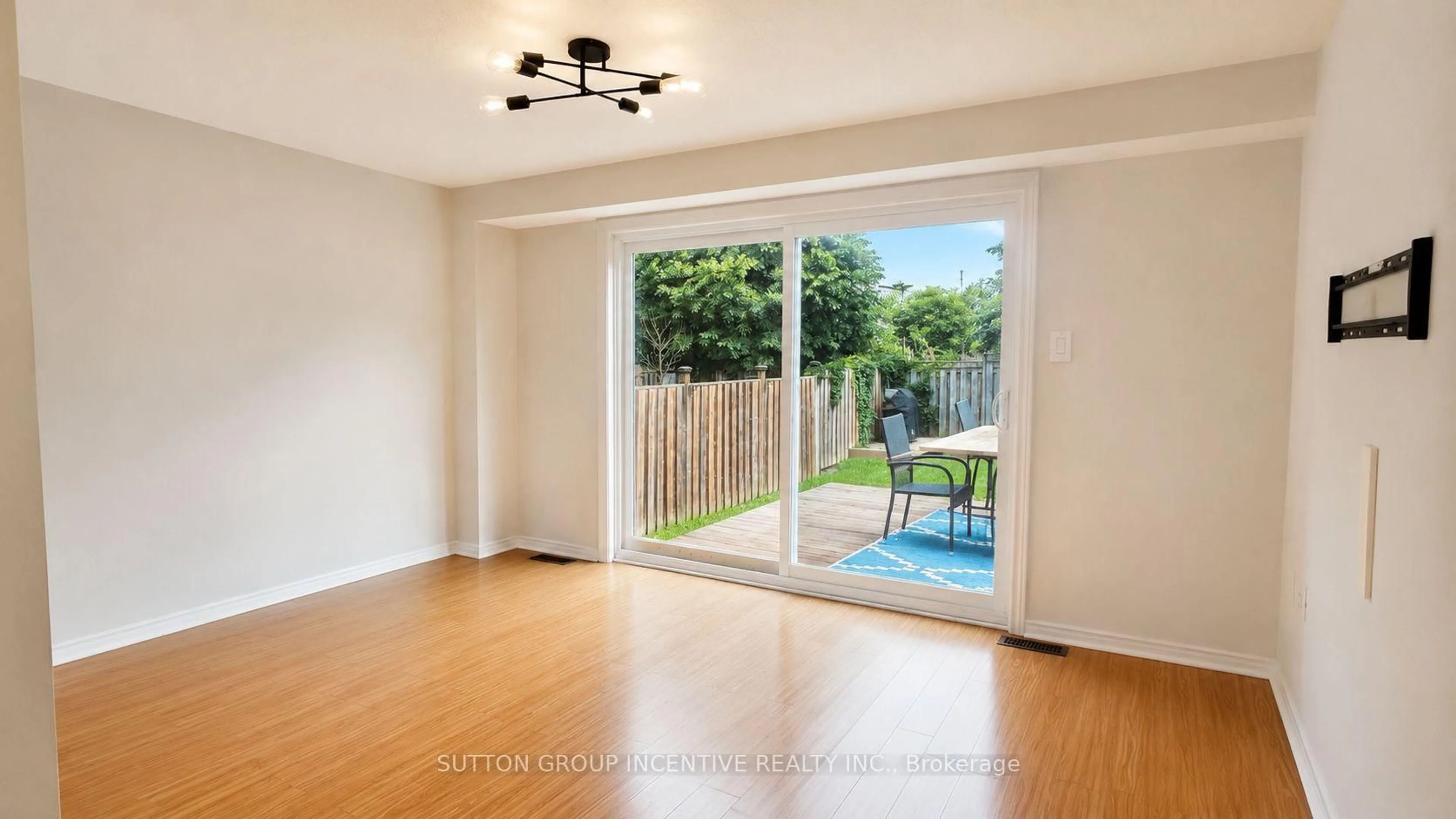 A pic of a room for 25 Lions Gate Blvd, Barrie Ontario L4M 7E3