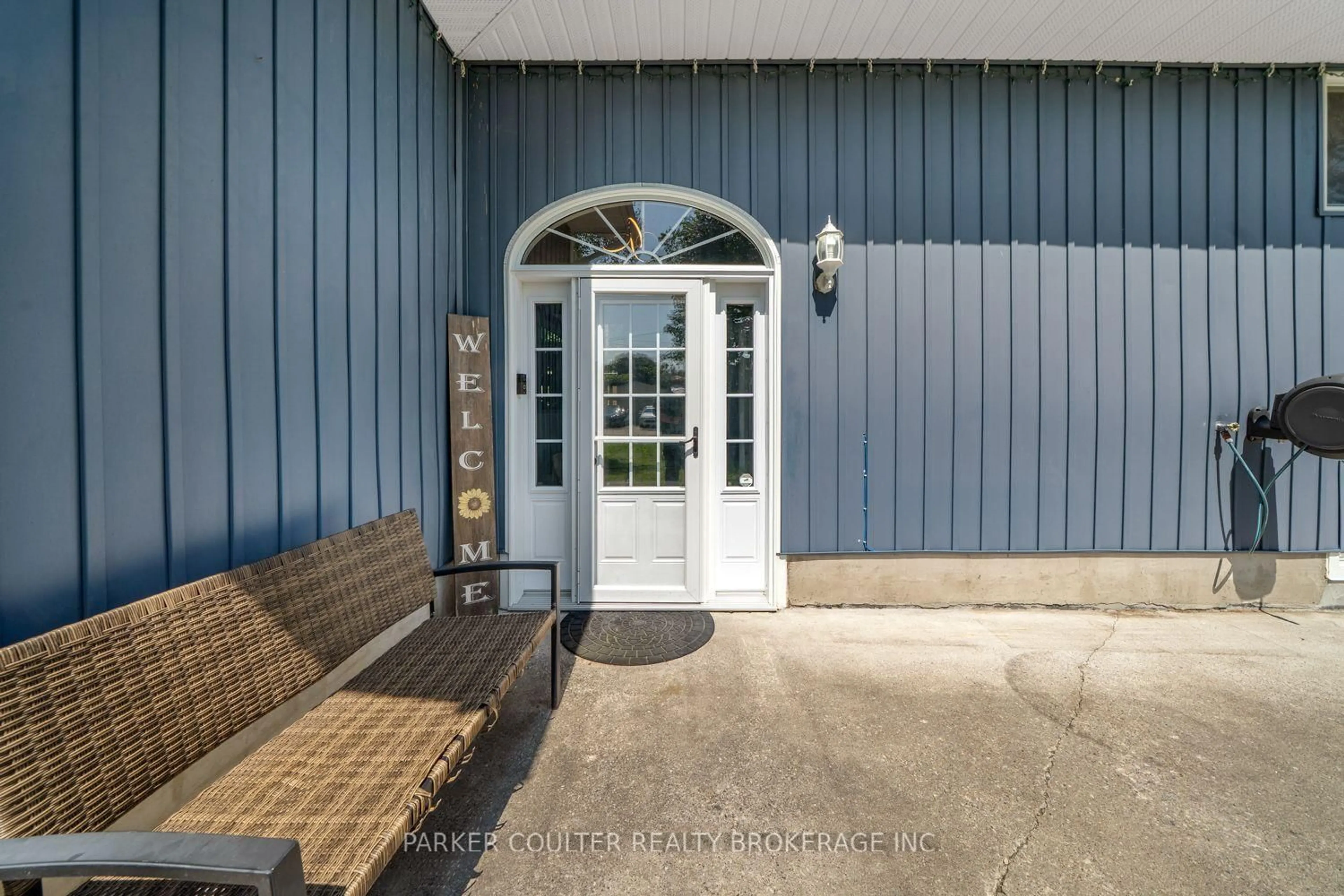 Indoor entryway for 376 Wardell St, Tay Ontario L0K 1R0
