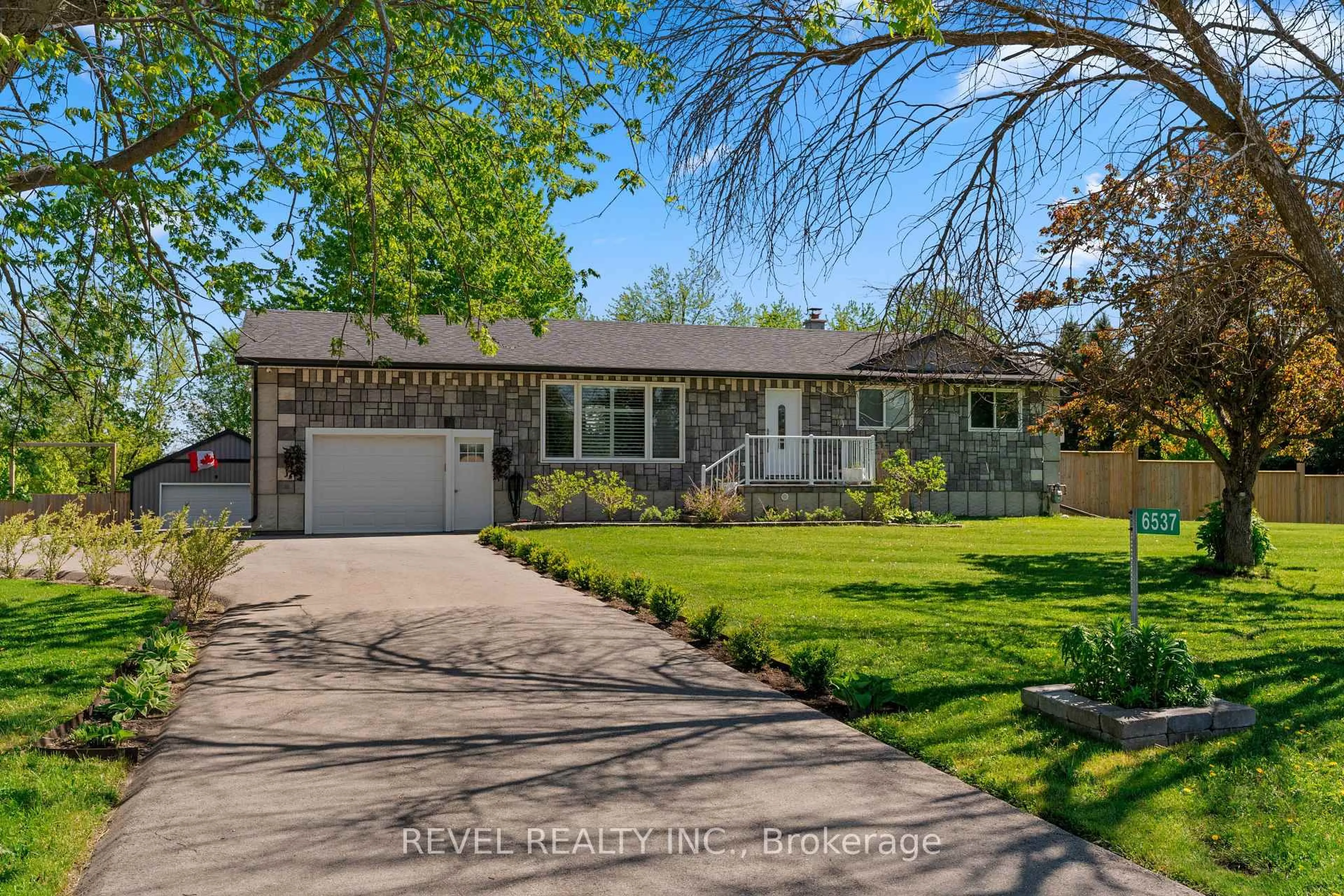 Home with vinyl exterior material, street for 6537 9 COUNTY Rd, Clearview Ontario L0M 1S0