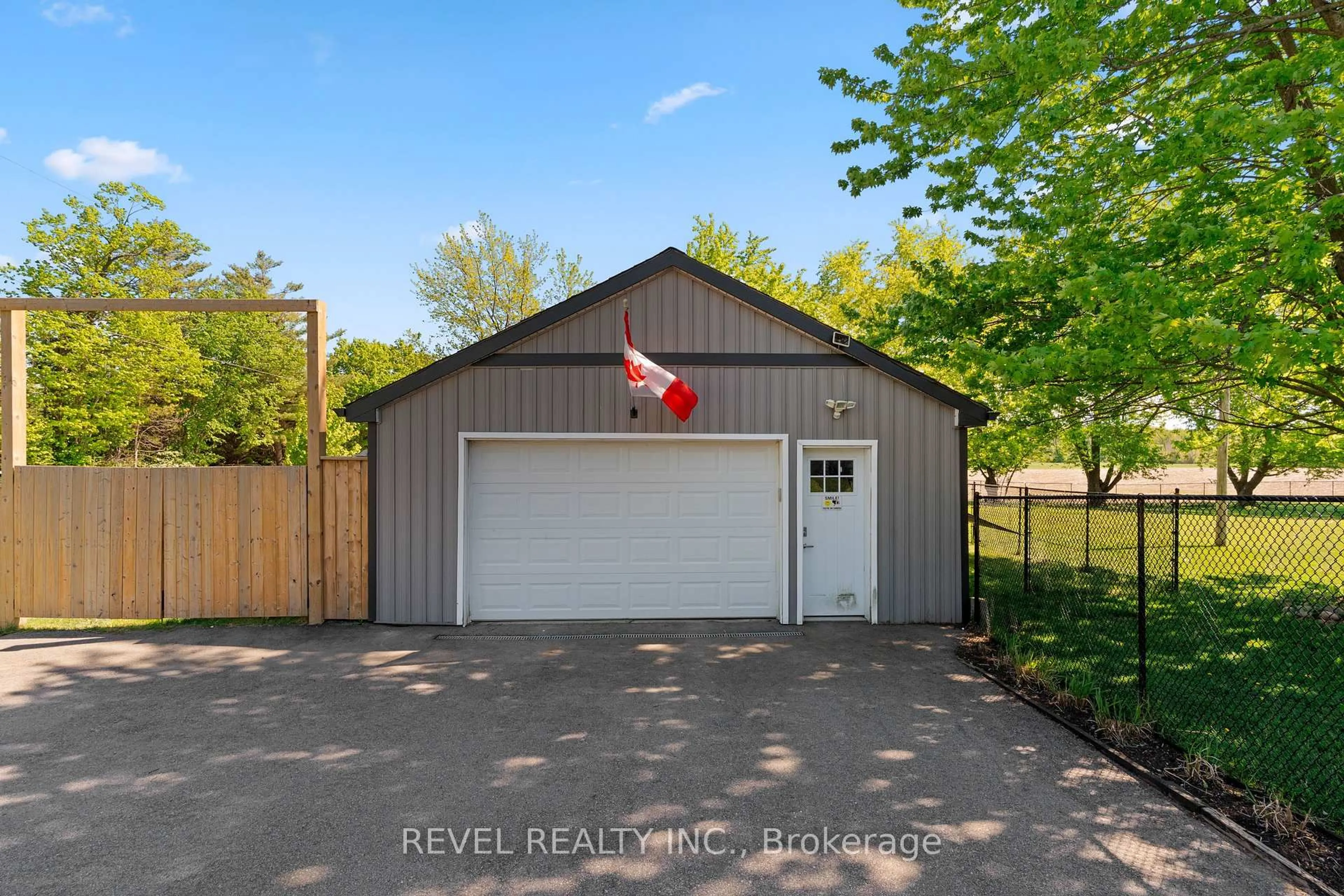 Indoor garage for 6537 9 COUNTY Rd, Clearview Ontario L0M 1S0