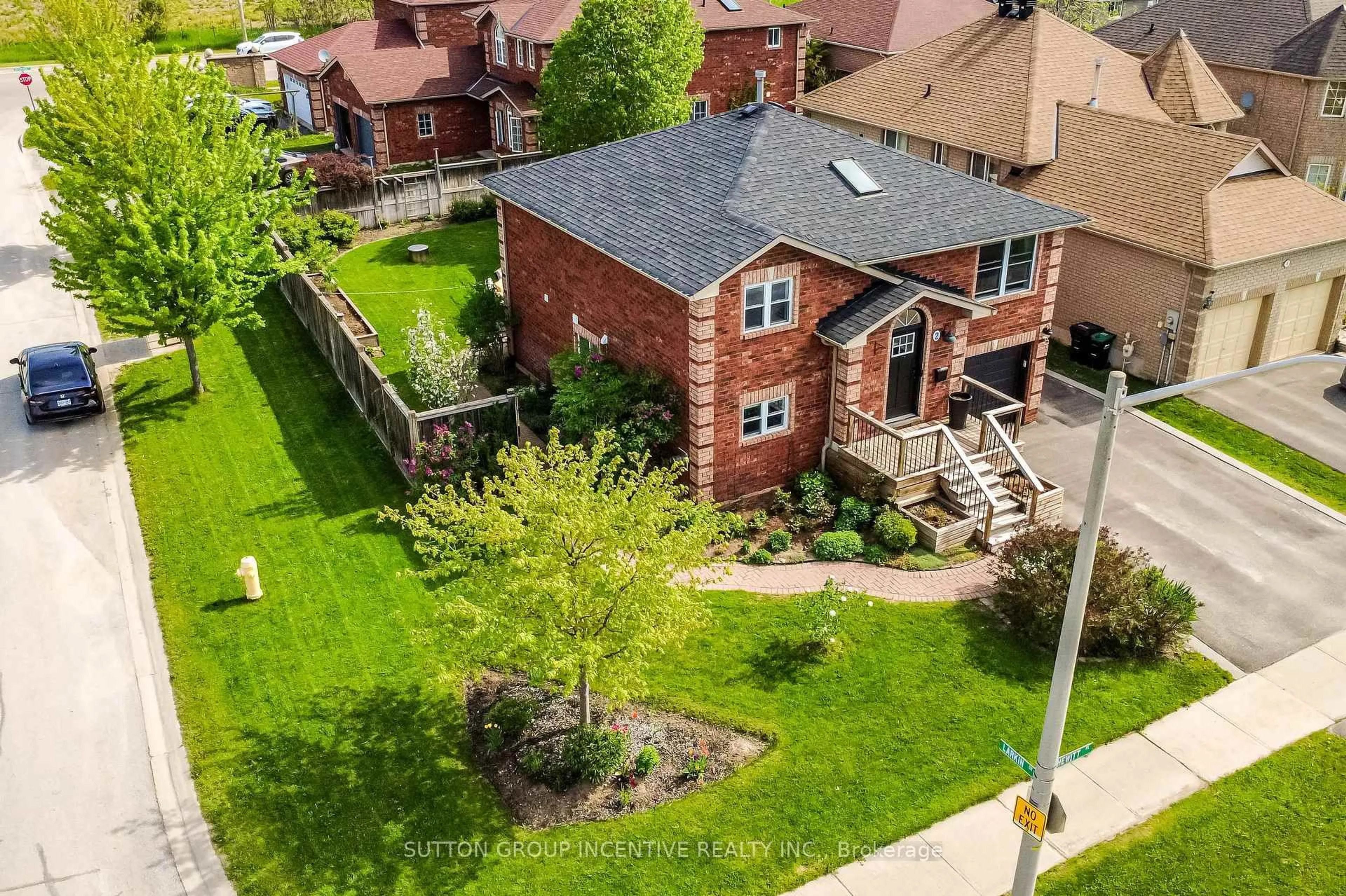 A pic from outside/outdoor area/front of a property/back of a property/a pic from drone, street for 2 Hewitt Pl, Barrie Ontario L4M 7B4