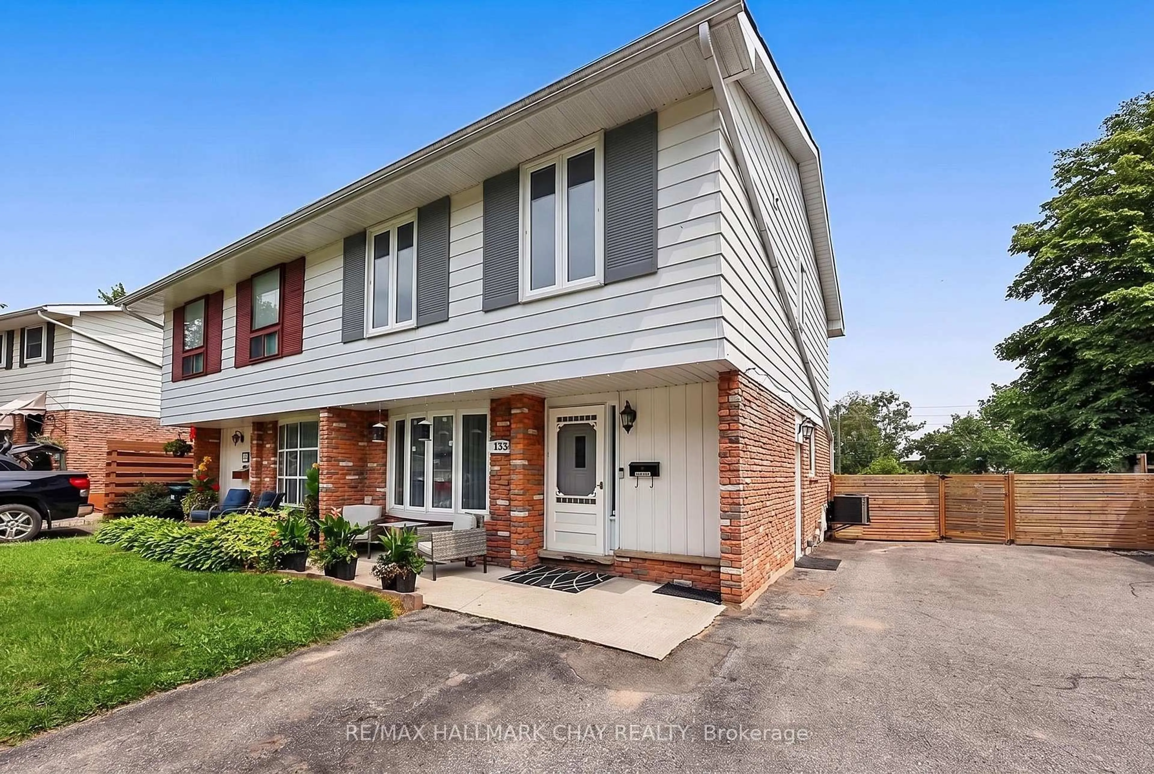 Home with brick exterior material, street for 133 Daphne Cres, Barrie Ontario L4M 2Y7