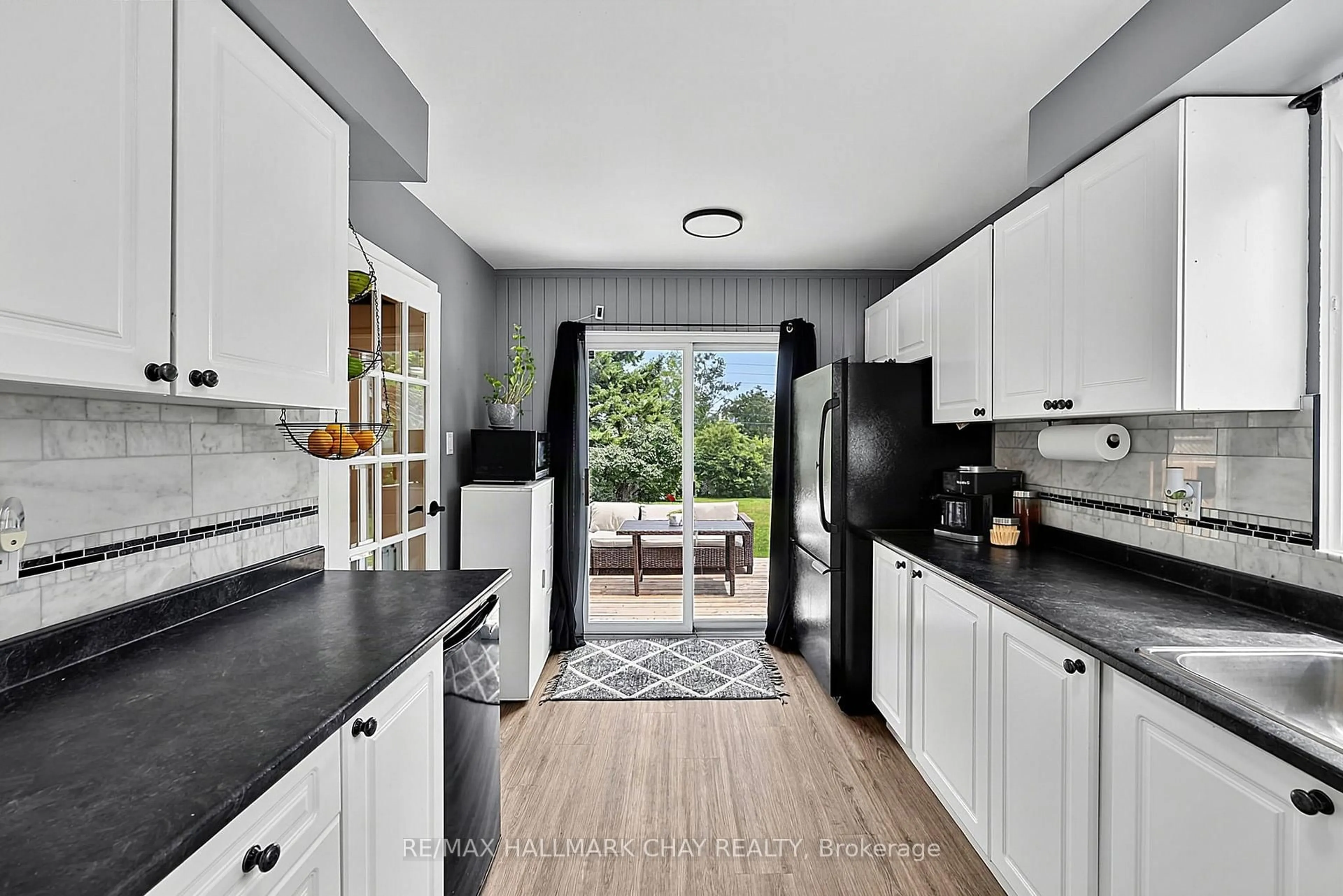 Open concept kitchen, ceramic/tile floor for 133 Daphne Cres, Barrie Ontario L4M 2Y7