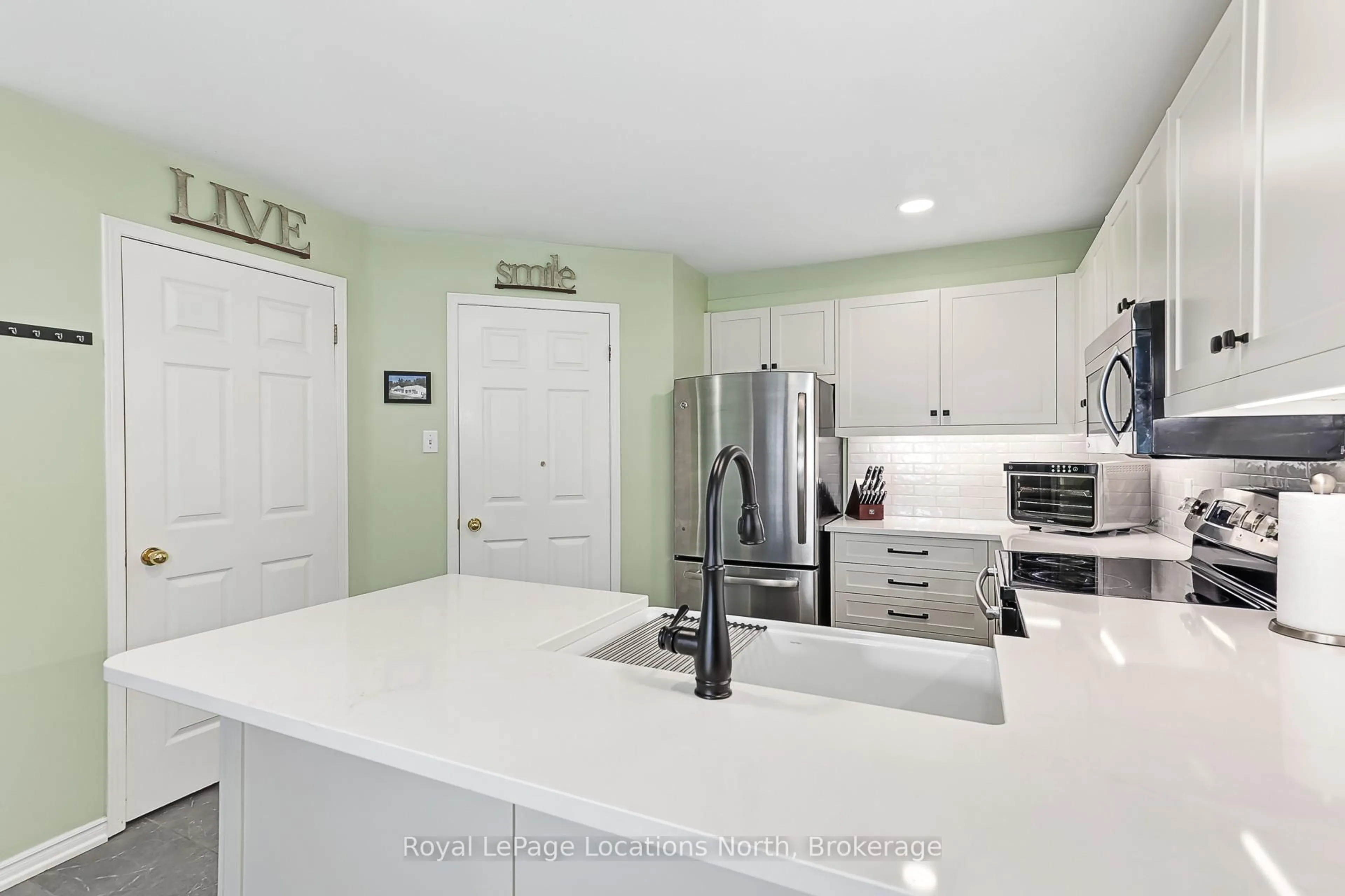 Open concept kitchen, ceramic/tile floor for 55 Trott Blvd #139, Collingwood Ontario L9Y 5B8