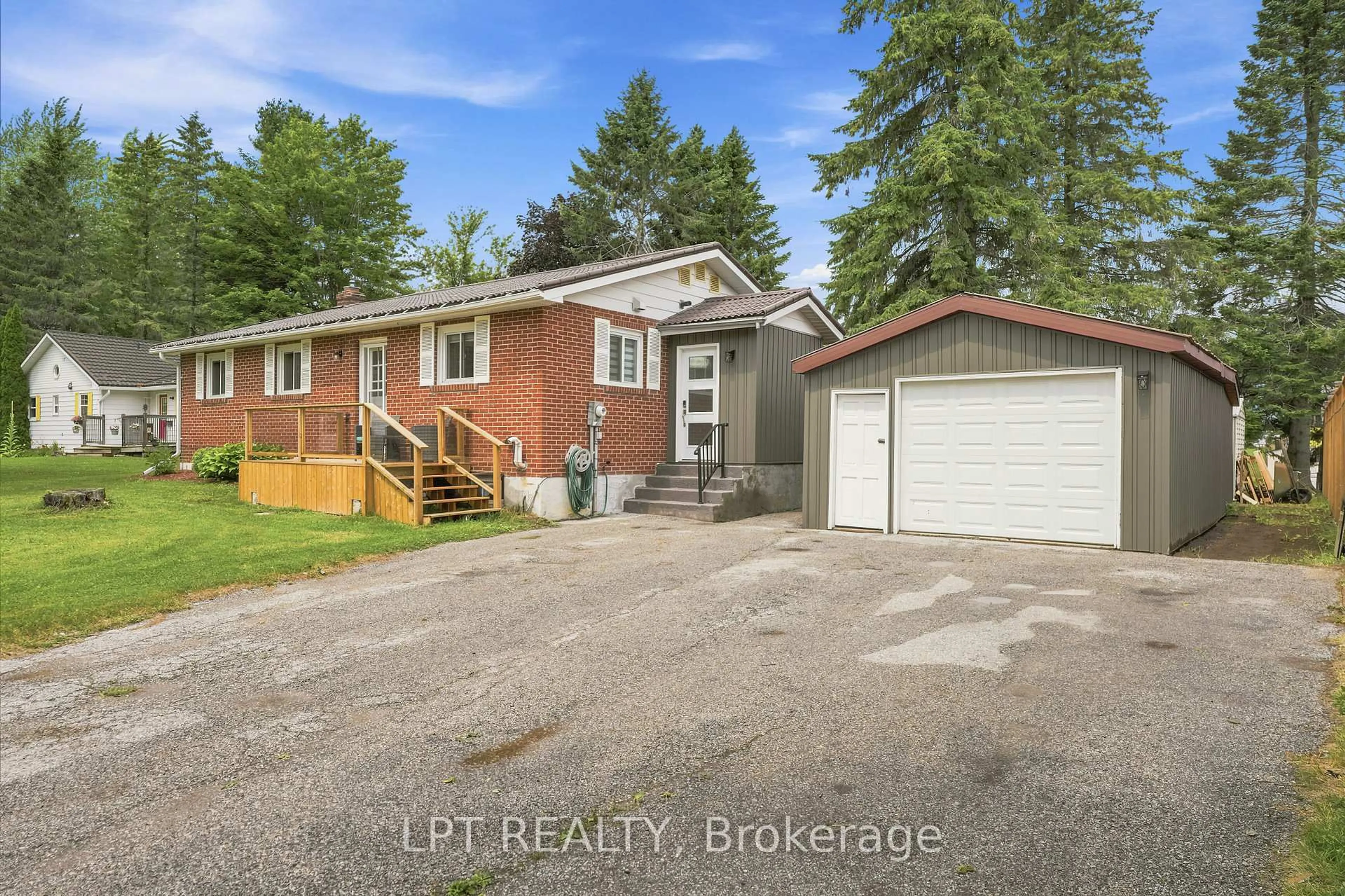 A pic from outside/outdoor area/front of a property/back of a property/a pic from drone, street for 2628 Westshore Cres, Severn Ontario L3V 0V8
