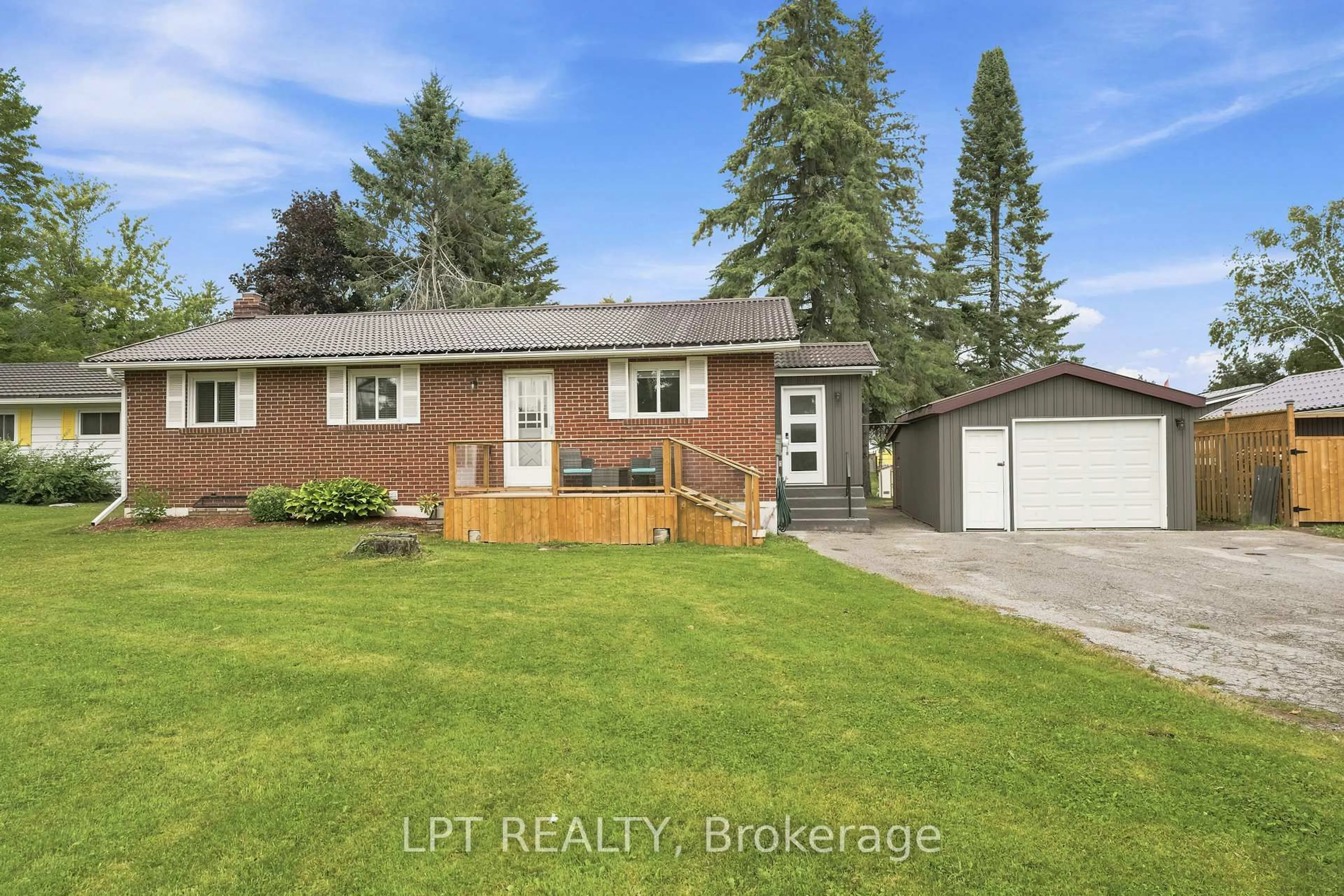 A pic from outside/outdoor area/front of a property/back of a property/a pic from drone, street for 2628 Westshore Cres, Severn Ontario L3V 0V8