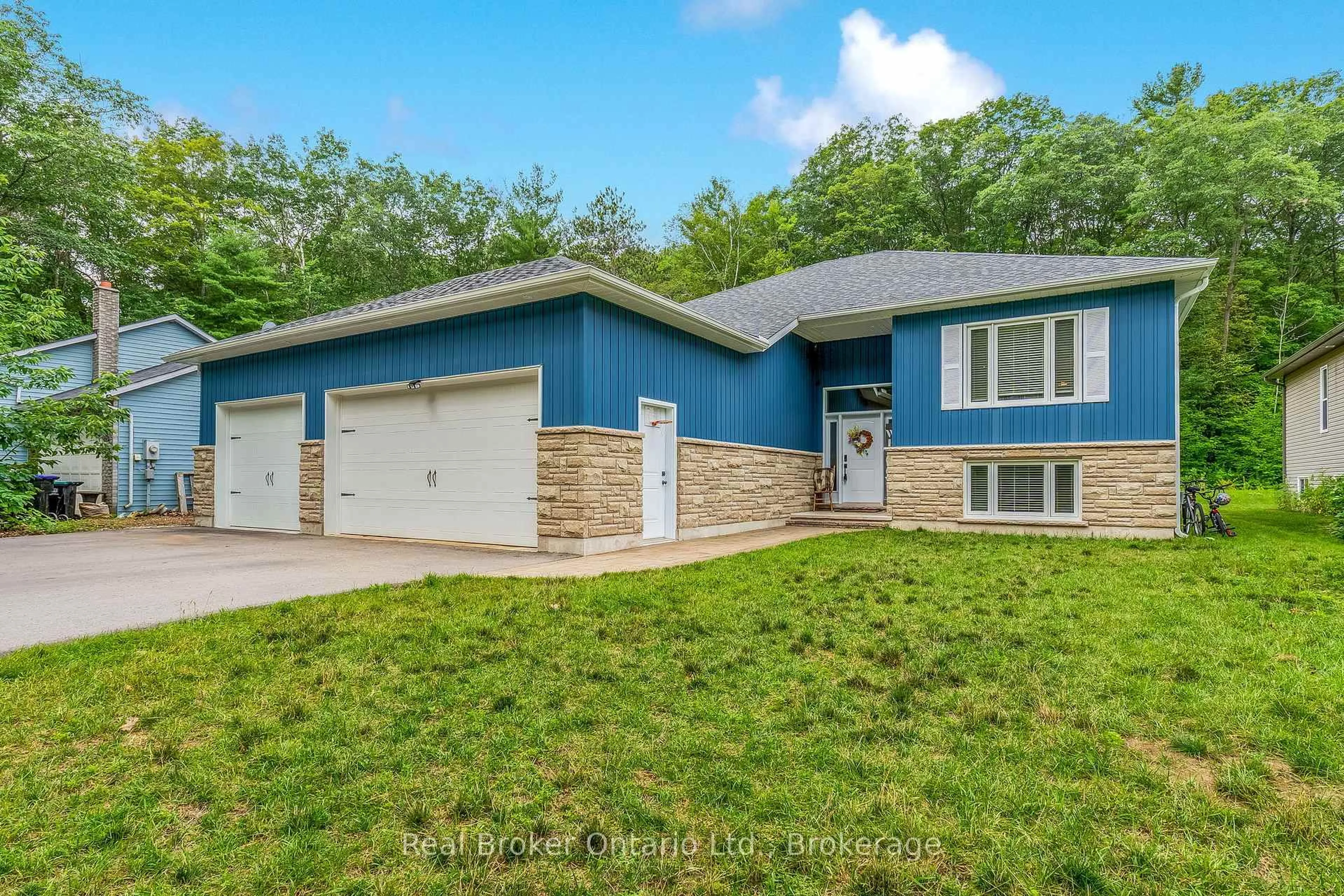Home with vinyl exterior material, street for 204 Golf Course Rd, Wasaga Beach Ontario L9Z 1S6