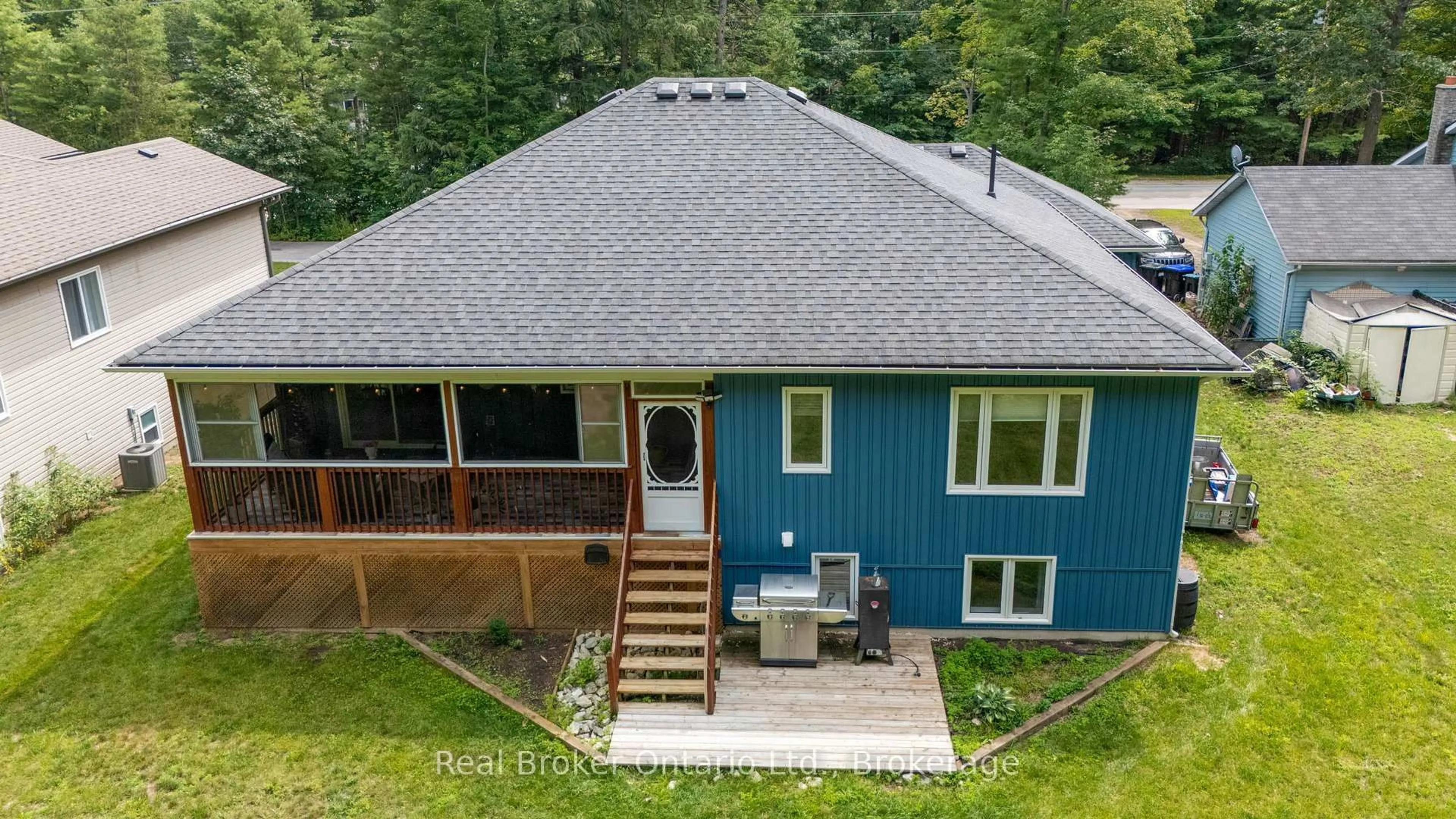 A pic from outside/outdoor area/front of a property/back of a property/a pic from drone, unknown for 204 Golf Course Rd, Wasaga Beach Ontario L9Z 1S6