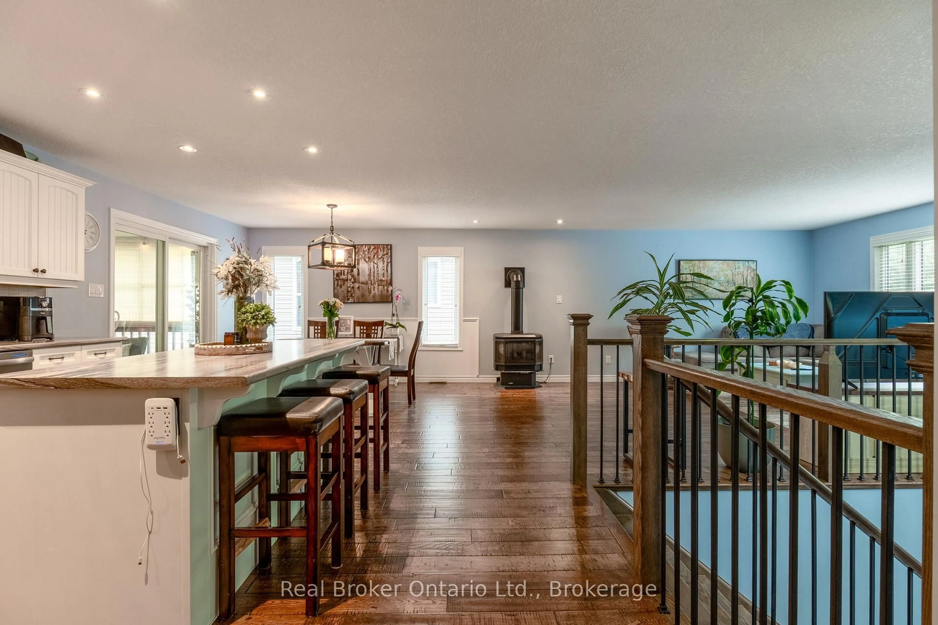 Open concept kitchen, wood/laminate floor for 204 Golf Course Rd, Wasaga Beach Ontario L9Z 1S6