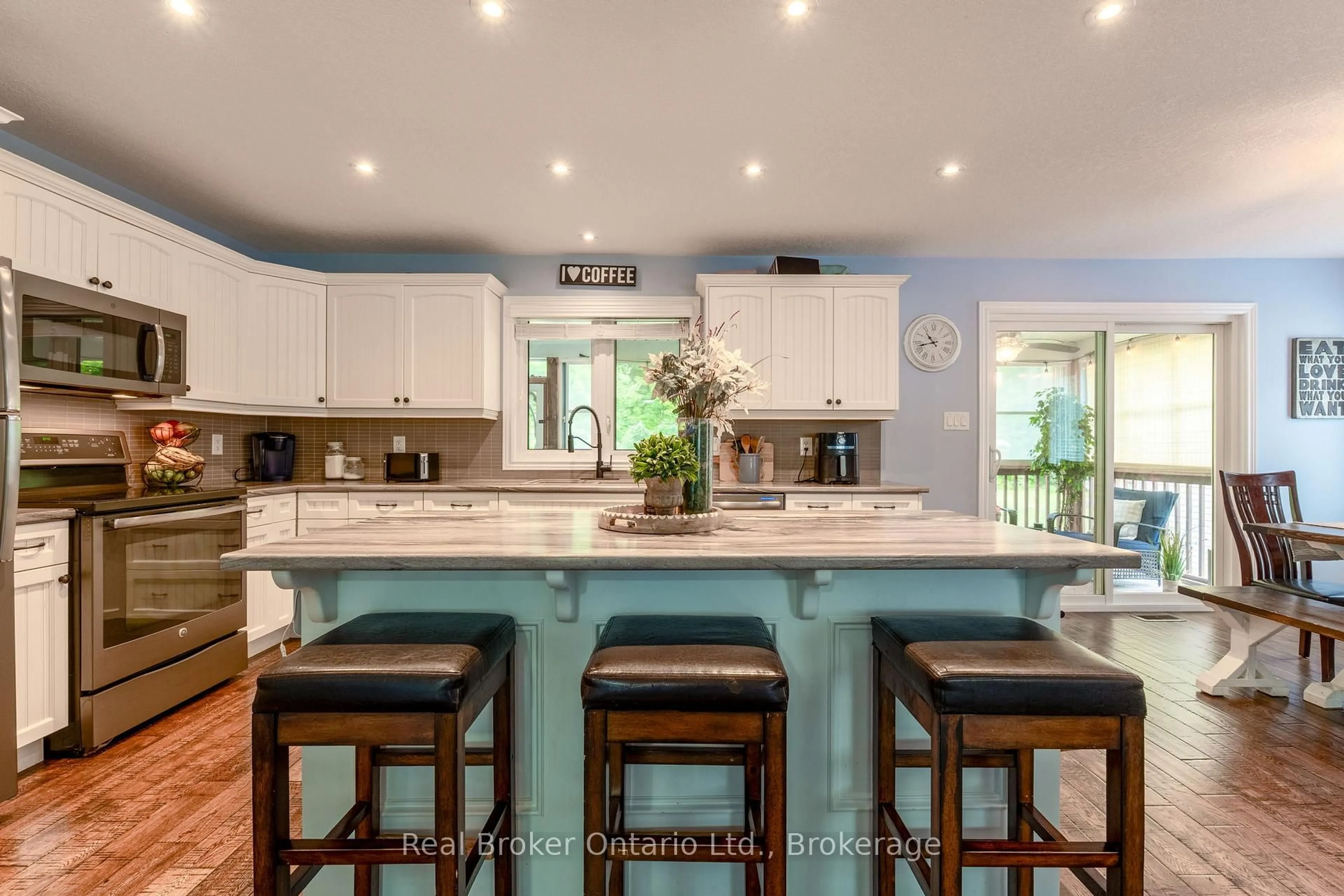 Open concept kitchen, unknown for 204 Golf Course Rd, Wasaga Beach Ontario L9Z 1S6