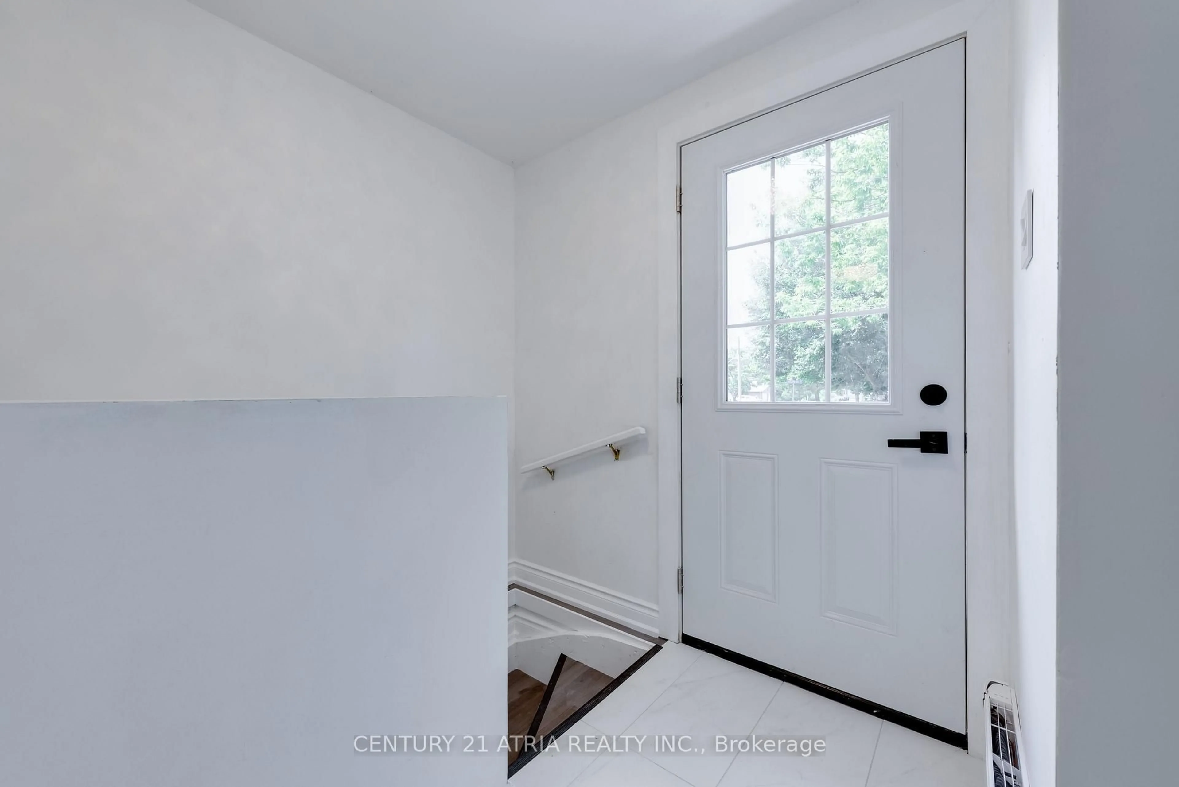 Indoor entryway for 706 Frazer Dr, Midland Ontario L4R 5C1