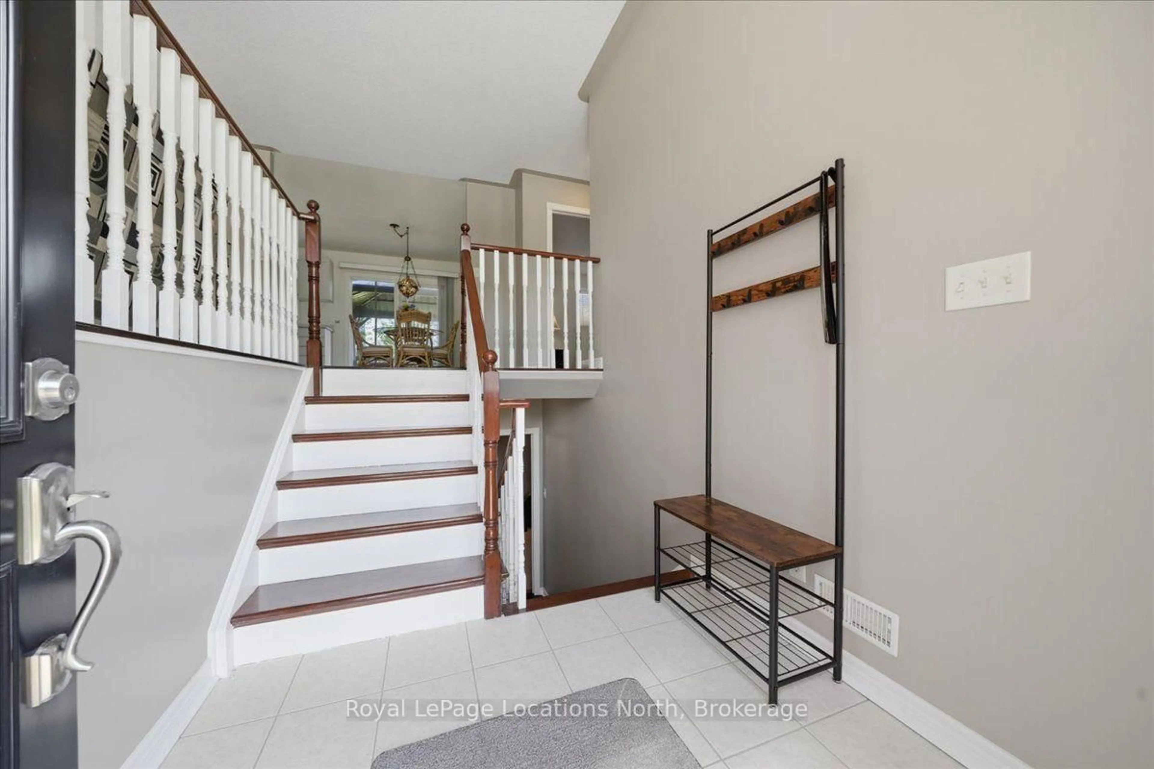 Indoor entryway for 402 Ramblewood Dr, Wasaga Beach Ontario L9Z 2N9