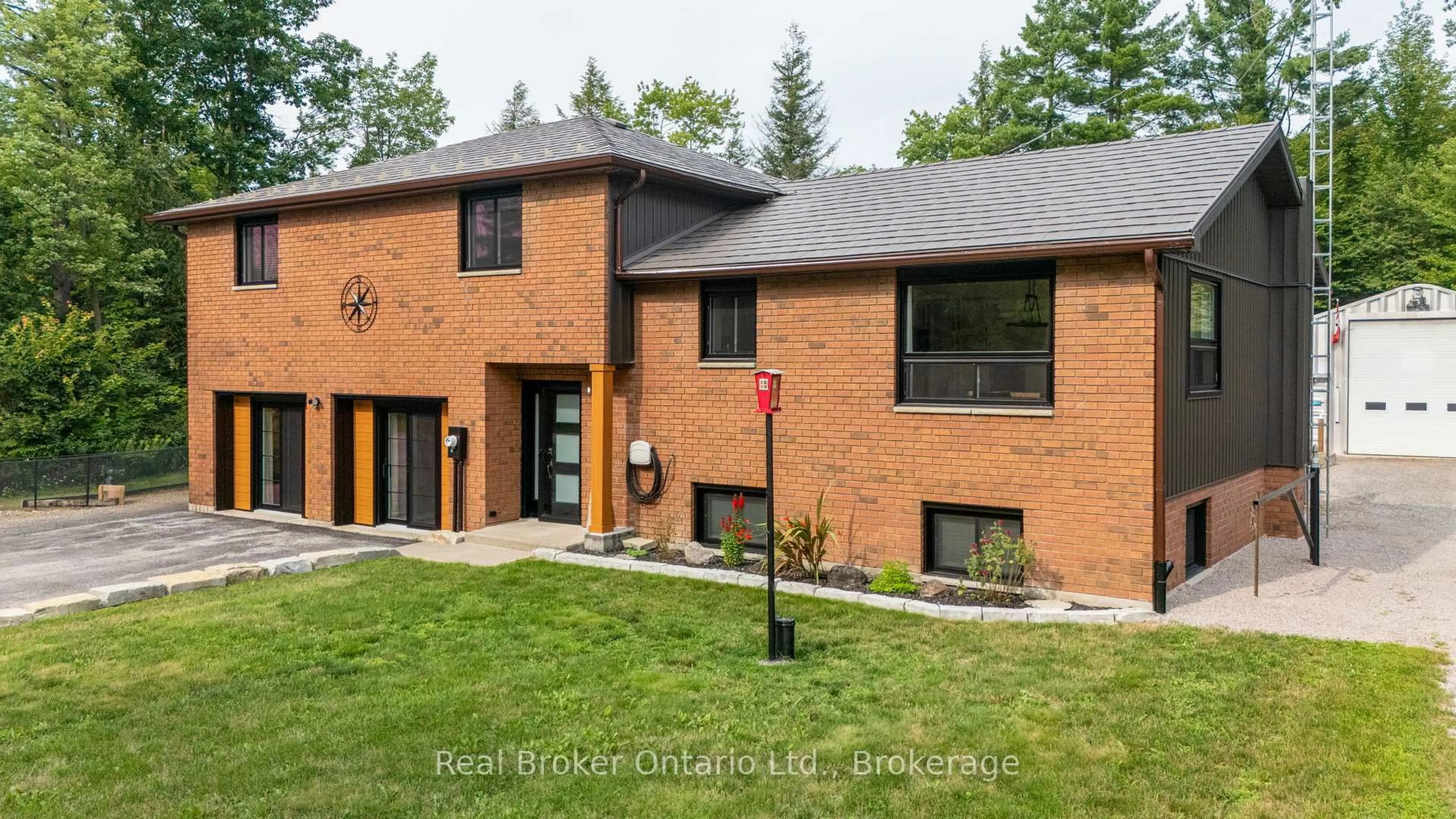 Home with brick exterior material, unknown for 1819 Old Second Rd, Springwater Ontario L4M 4Y8