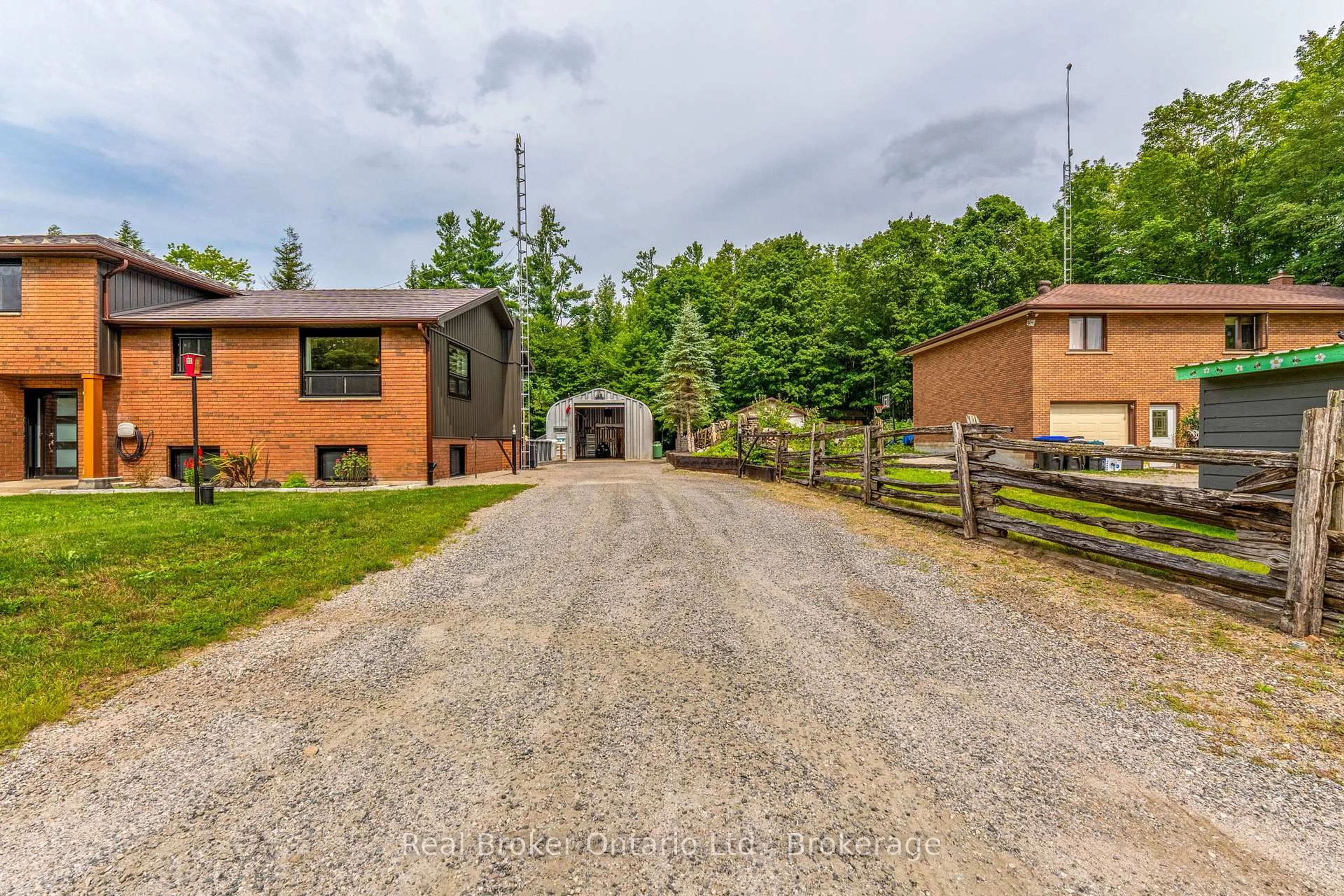 A pic from outside/outdoor area/front of a property/back of a property/a pic from drone, unknown for 1819 Old Second Rd, Springwater Ontario L4M 4Y8