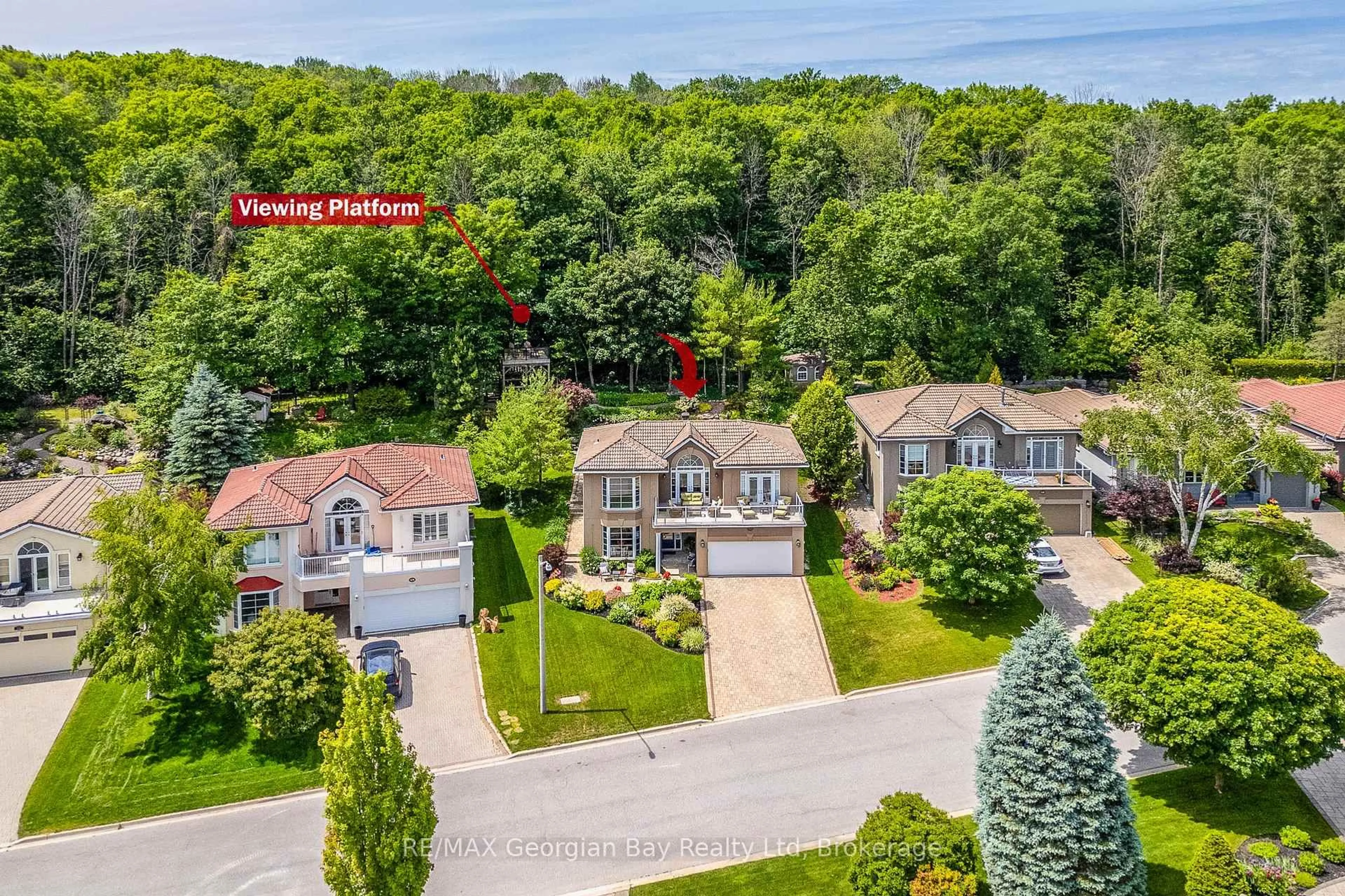 A pic from outside/outdoor area/front of a property/back of a property/a pic from drone, street for 422 Aberdeen Blvd, Midland Ontario L4R 5L8