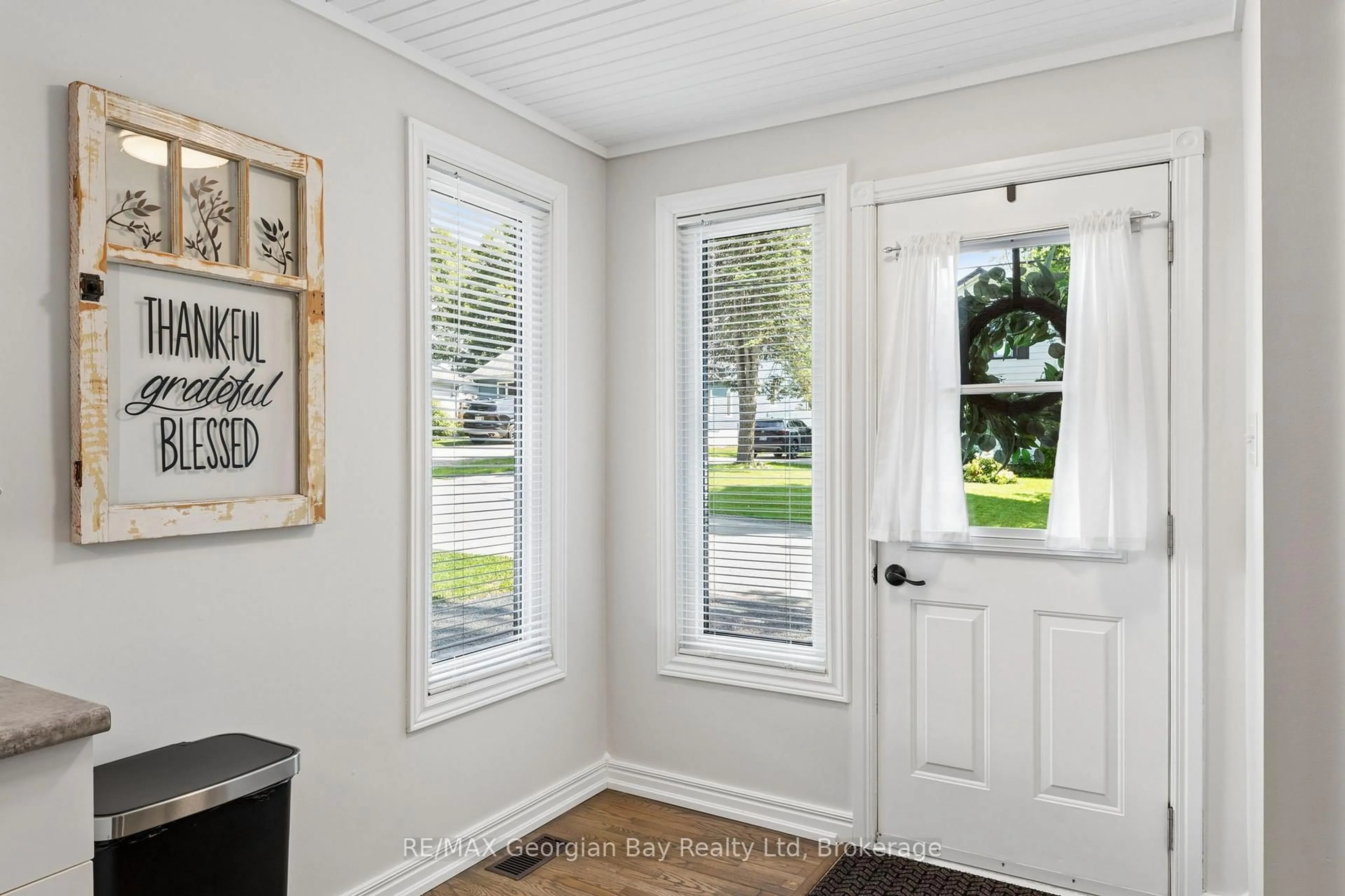 Indoor entryway for 59 Broad St, Penetanguishene Ontario L9M 1G4