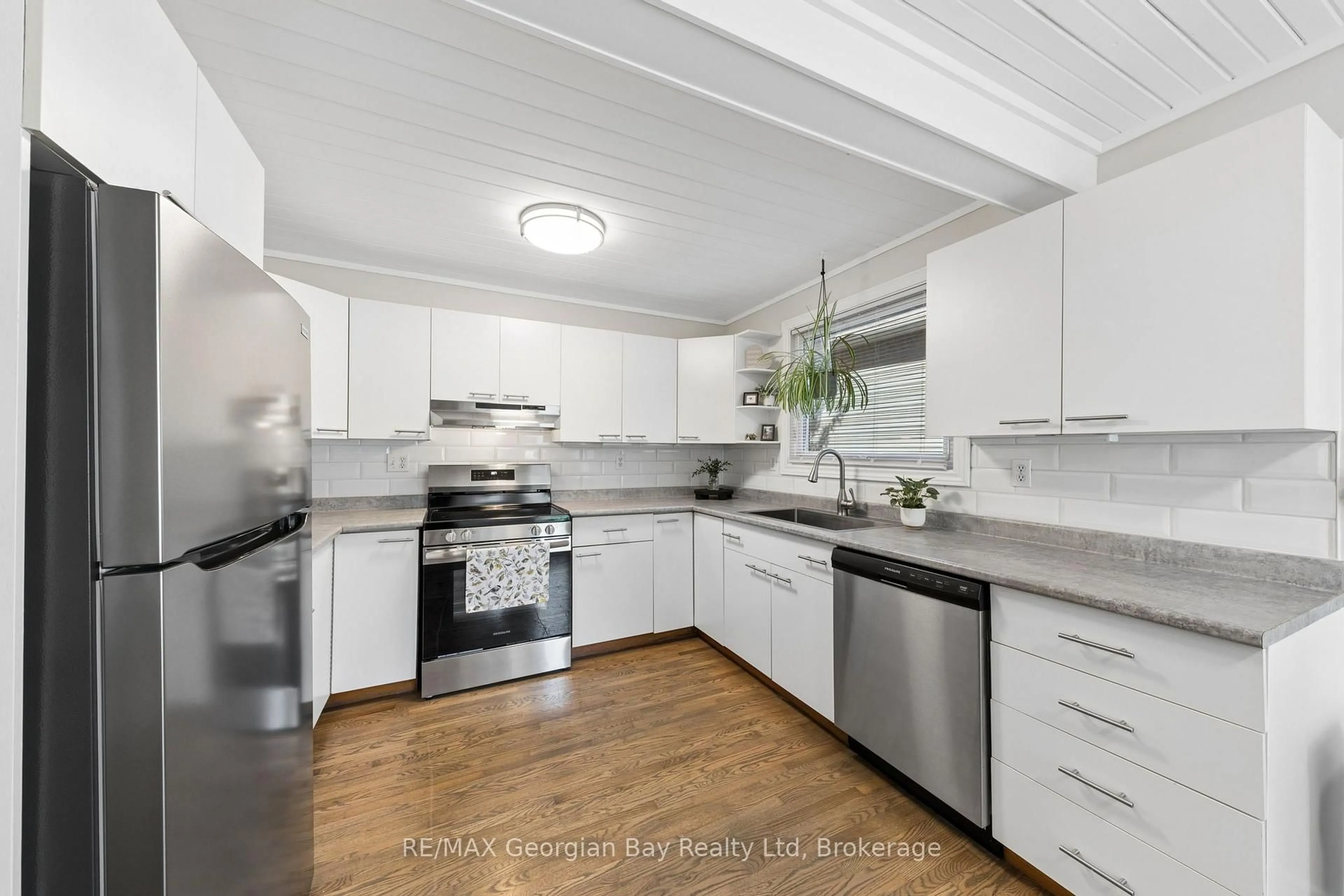 Unknown for 59 Broad St, Penetanguishene Ontario L9M 1G4