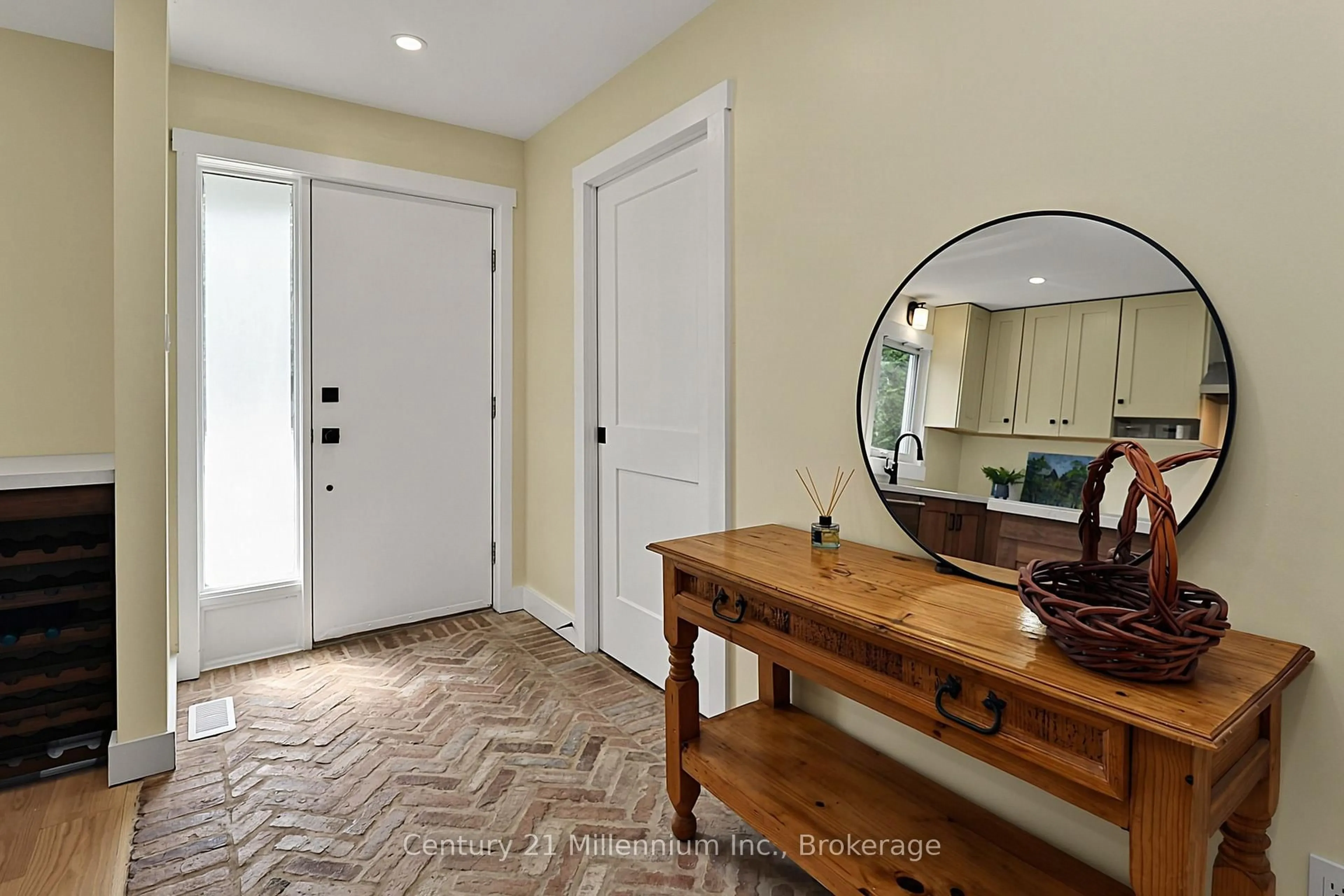 Indoor entryway for 127 Fairway Cres #28, Collingwood Ontario L9Y 5B4
