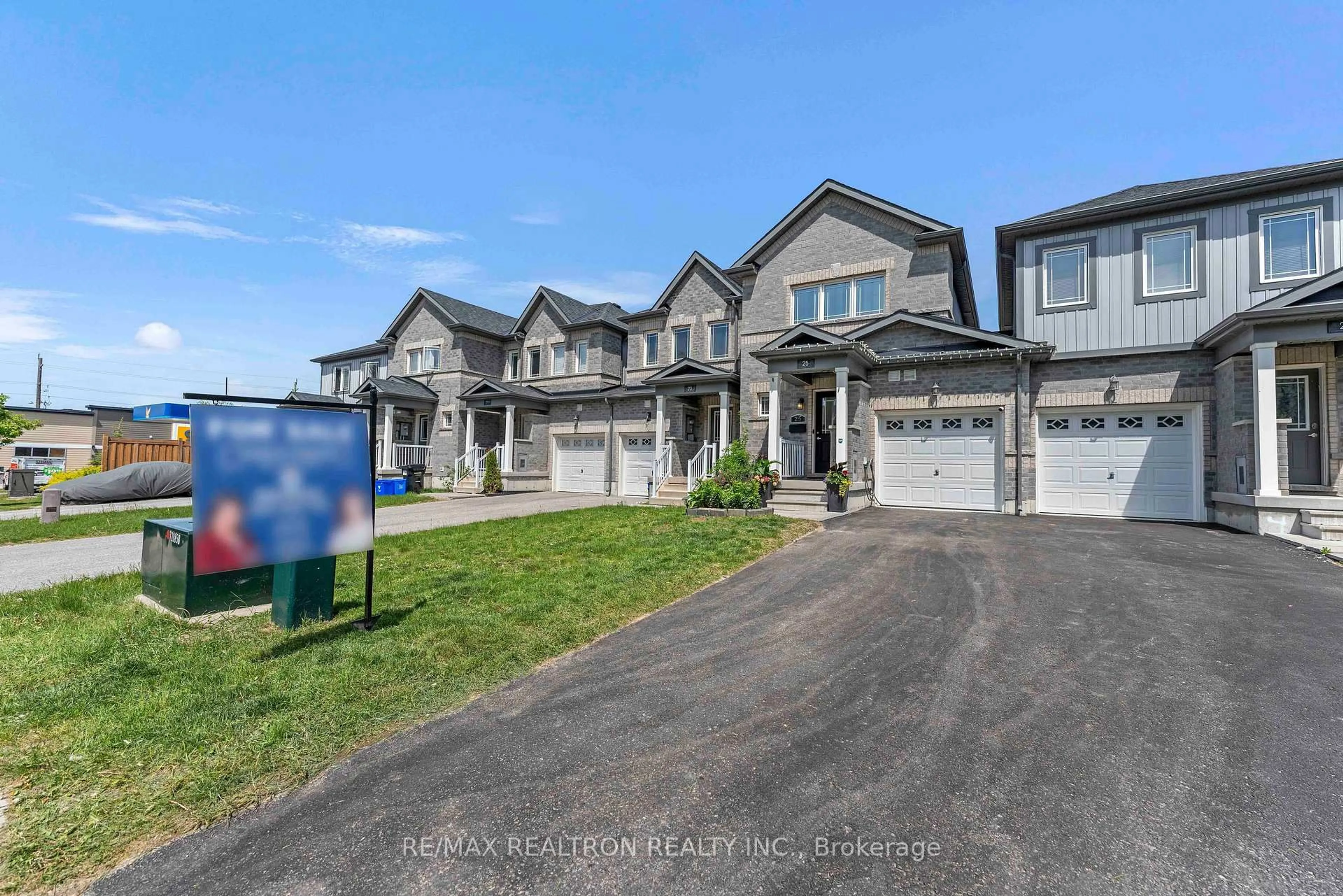 A pic from outside/outdoor area/front of a property/back of a property/a pic from drone, street for 25 ROBINSON St, Barrie Ontario L4N 3J1