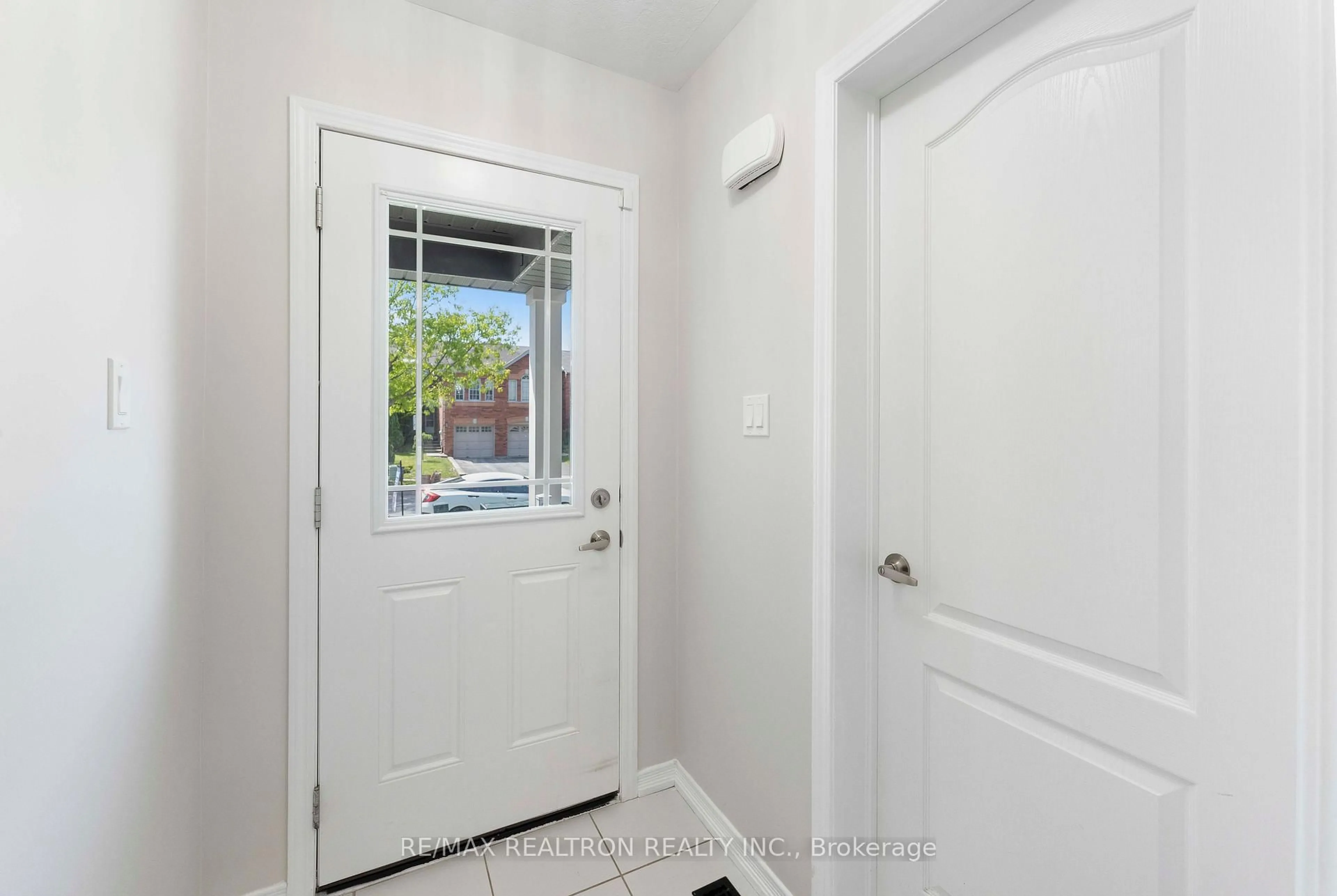 Indoor entryway for 25 ROBINSON St, Barrie Ontario L4N 3J1
