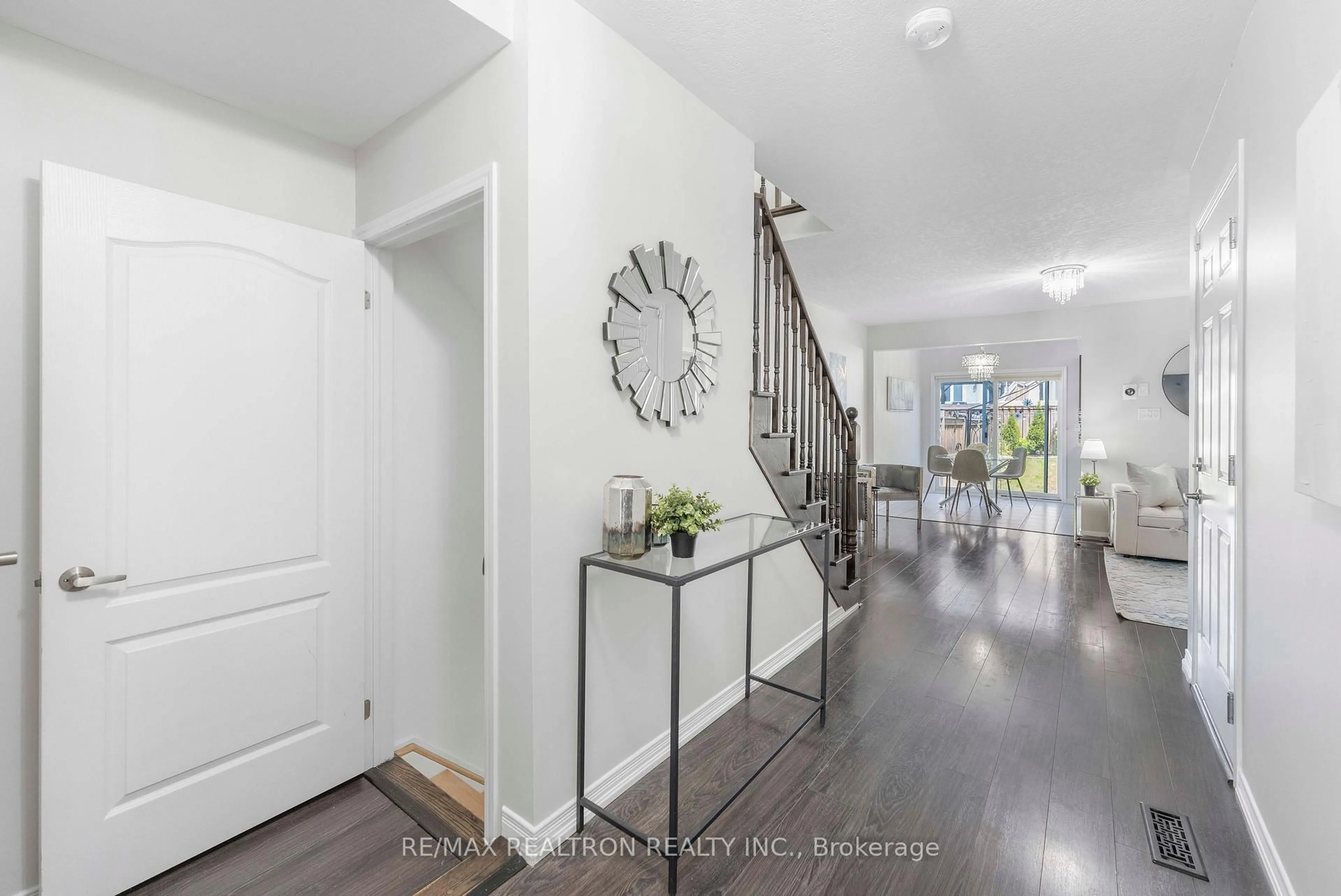 Indoor entryway for 25 ROBINSON St, Barrie Ontario L4N 3J1