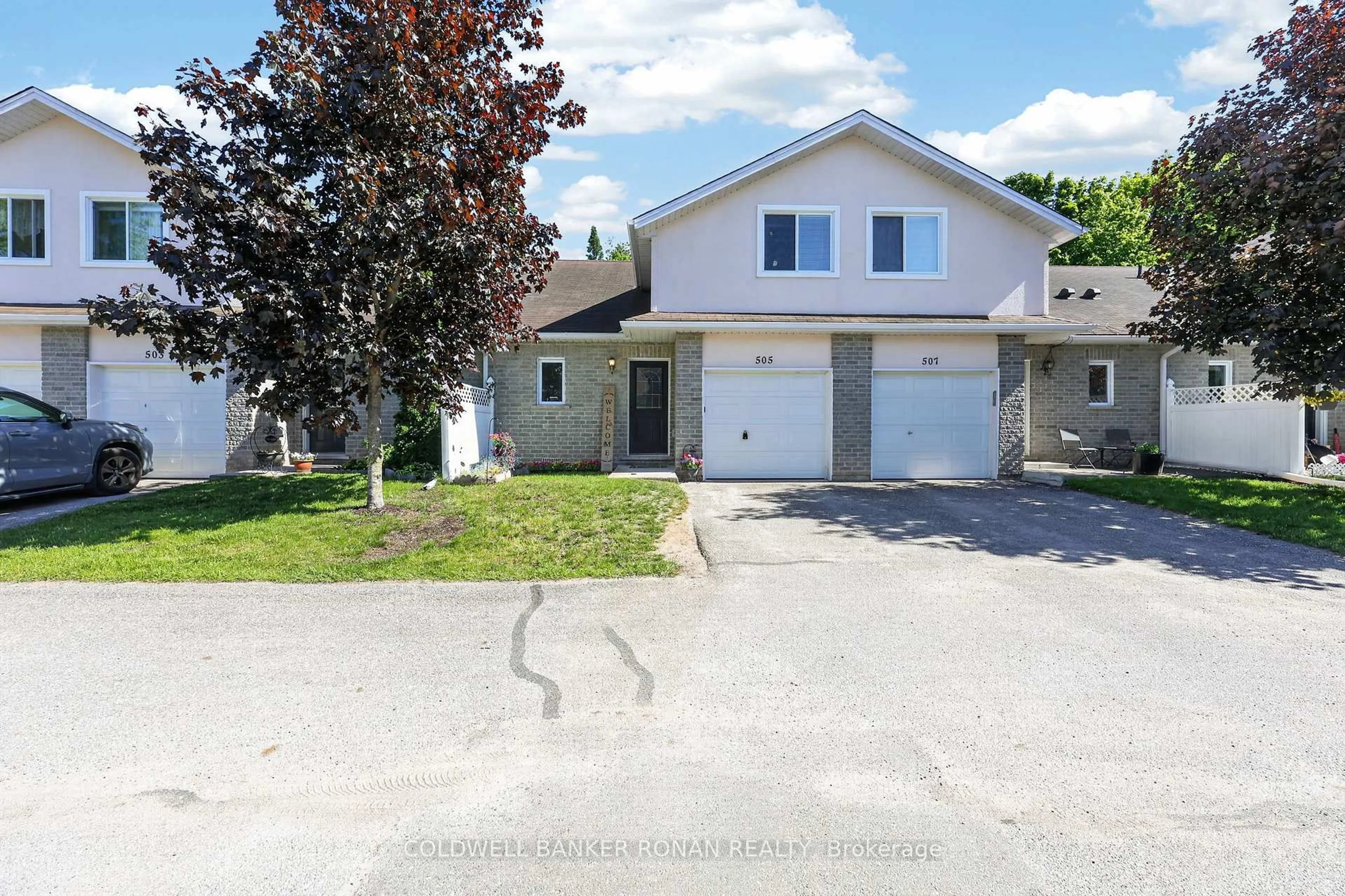 A pic from outside/outdoor area/front of a property/back of a property/a pic from drone, street for 505 Thomas St, Clearview Ontario L0M 1S0