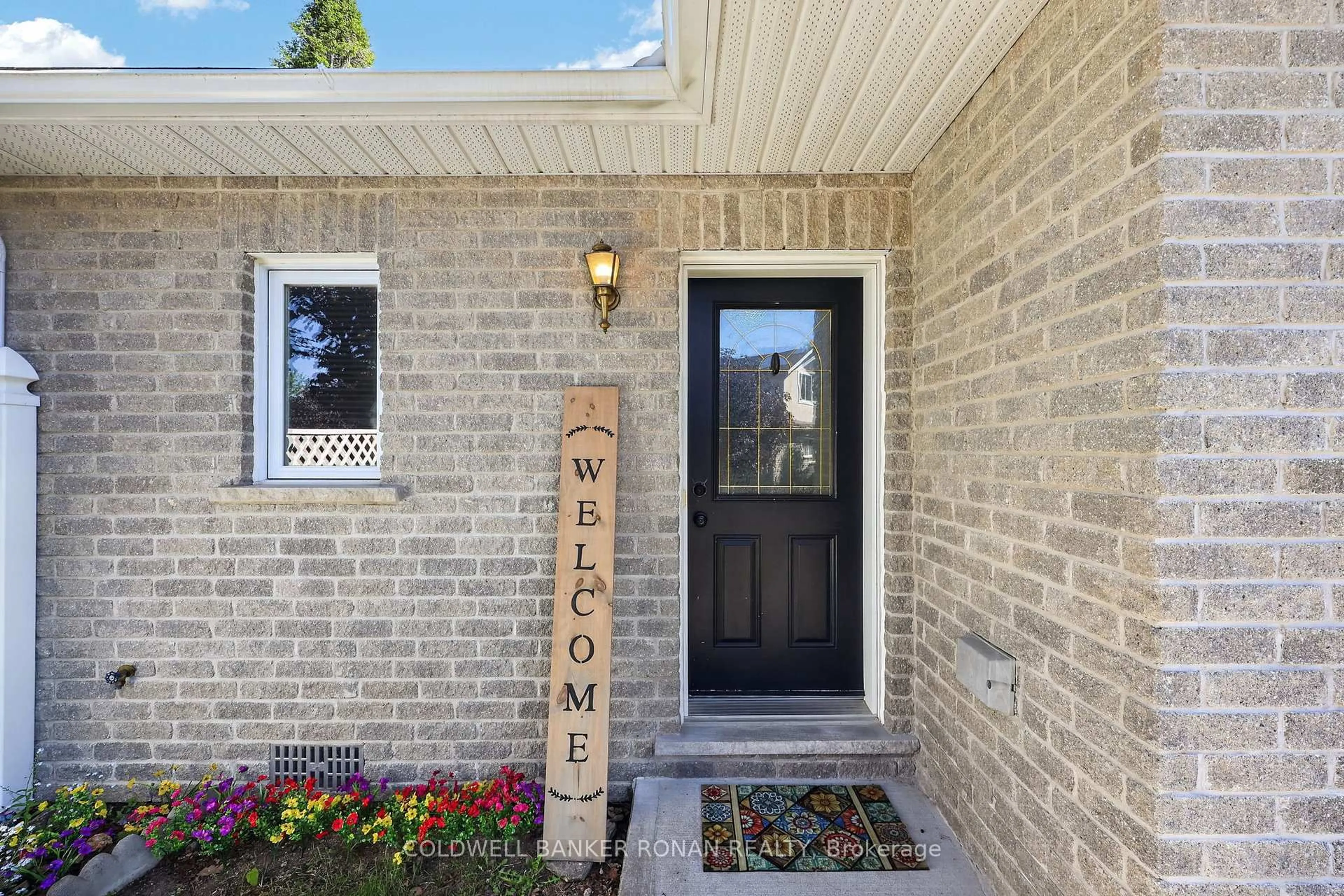 Indoor entryway for 505 Thomas St, Clearview Ontario L0M 1S0
