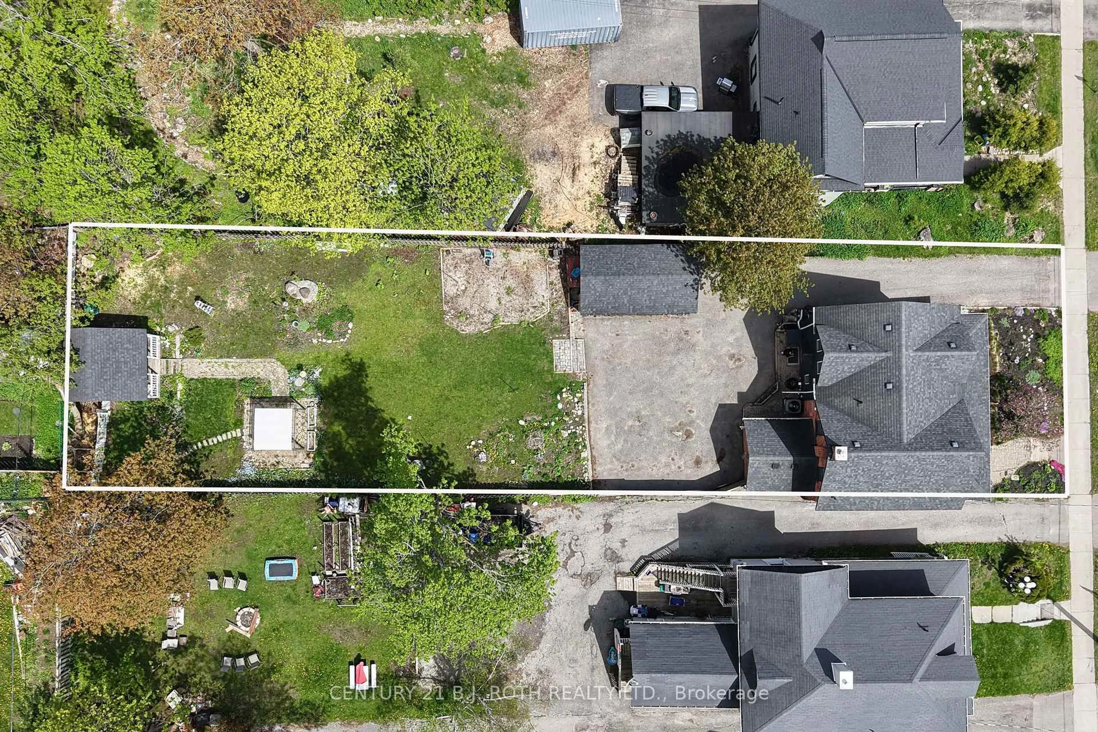 A pic from outside/outdoor area/front of a property/back of a property/a pic from drone, unknown for 80 Coldwater Rd, Orillia Ontario L3V 3L4