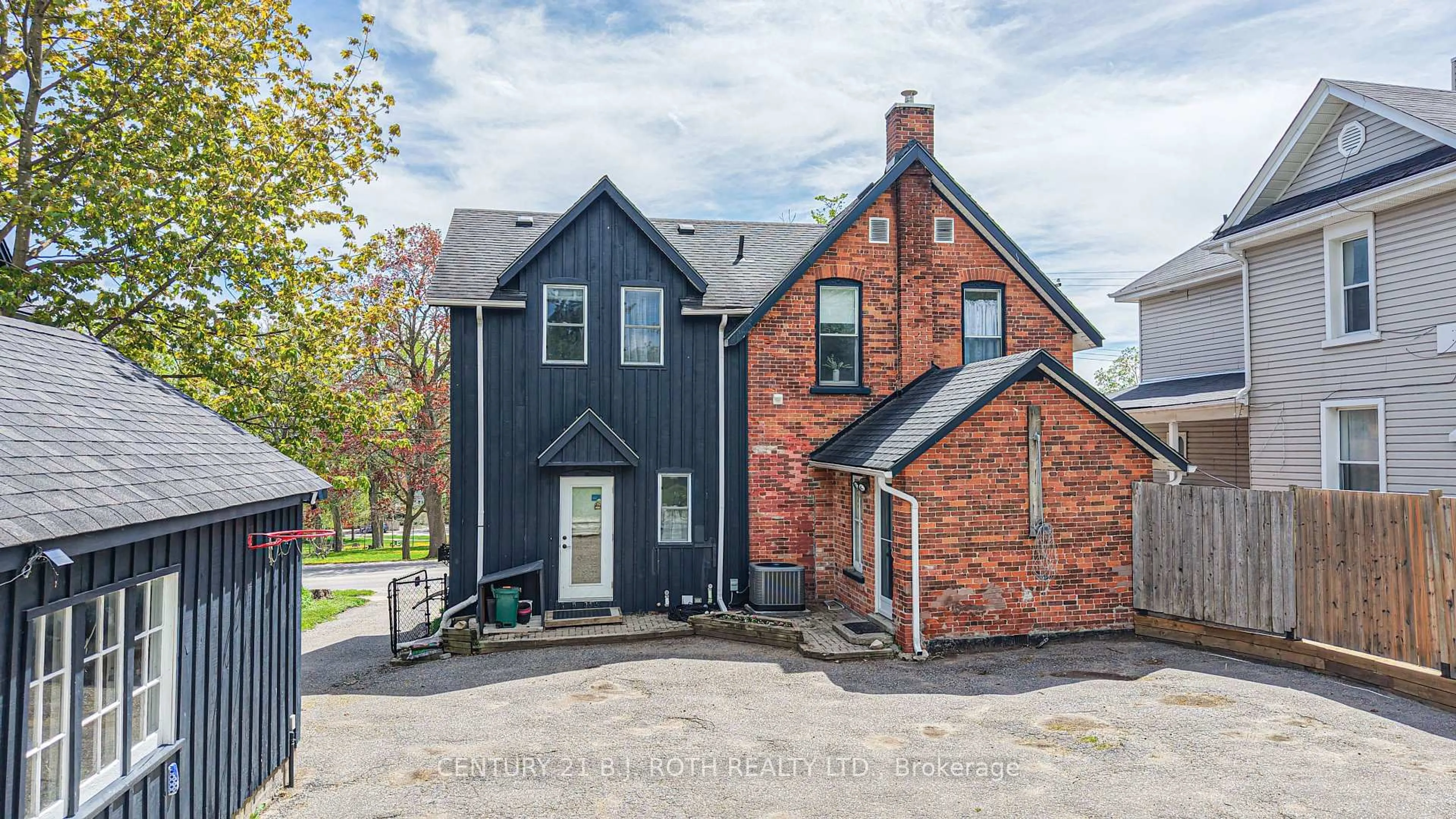 A pic from outside/outdoor area/front of a property/back of a property/a pic from drone, street for 80 Coldwater Rd, Orillia Ontario L3V 3L4