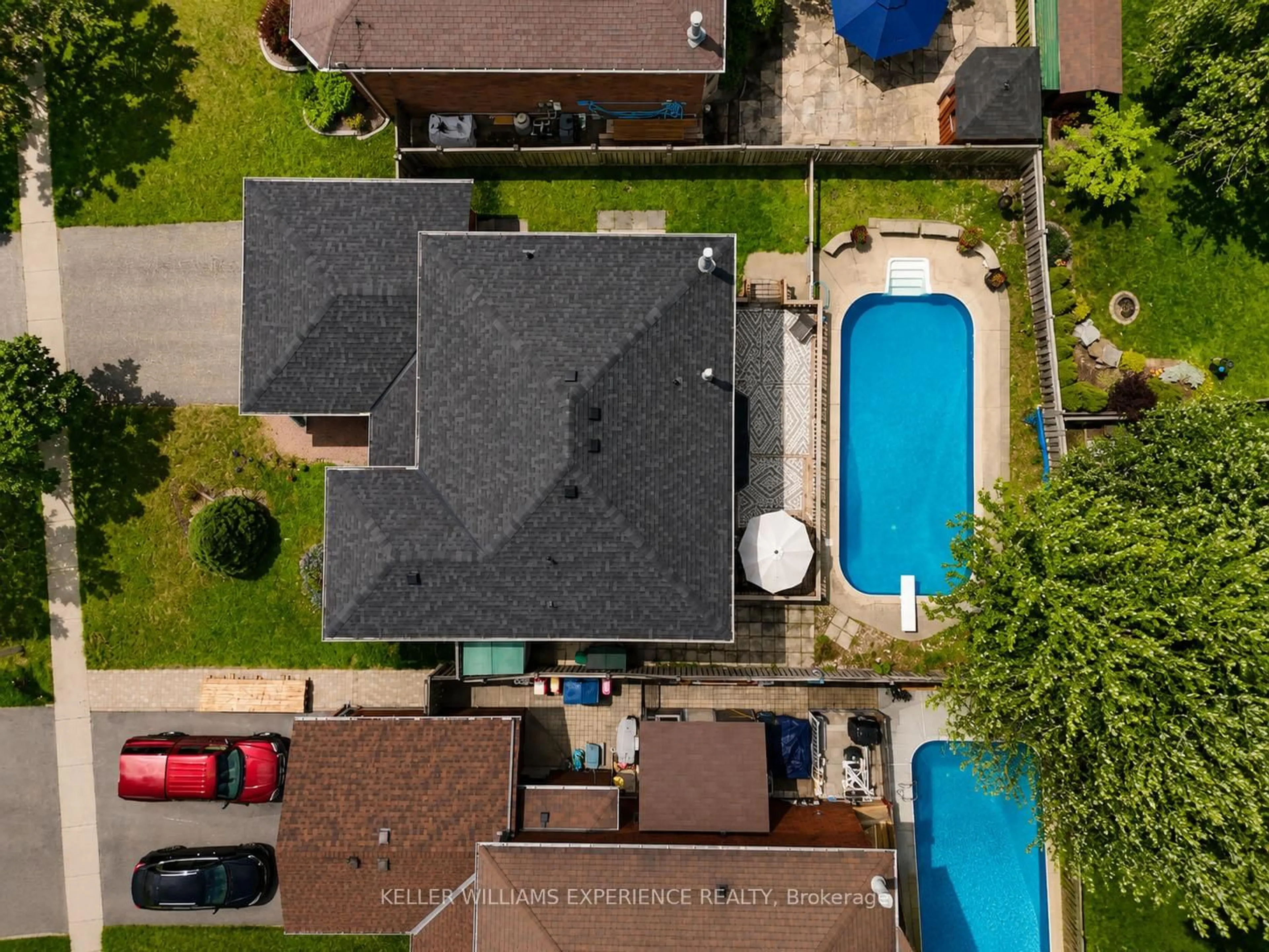 A pic from outside/outdoor area/front of a property/back of a property/a pic from drone, unknown for 132 James St, Barrie Ontario L4N 6X9