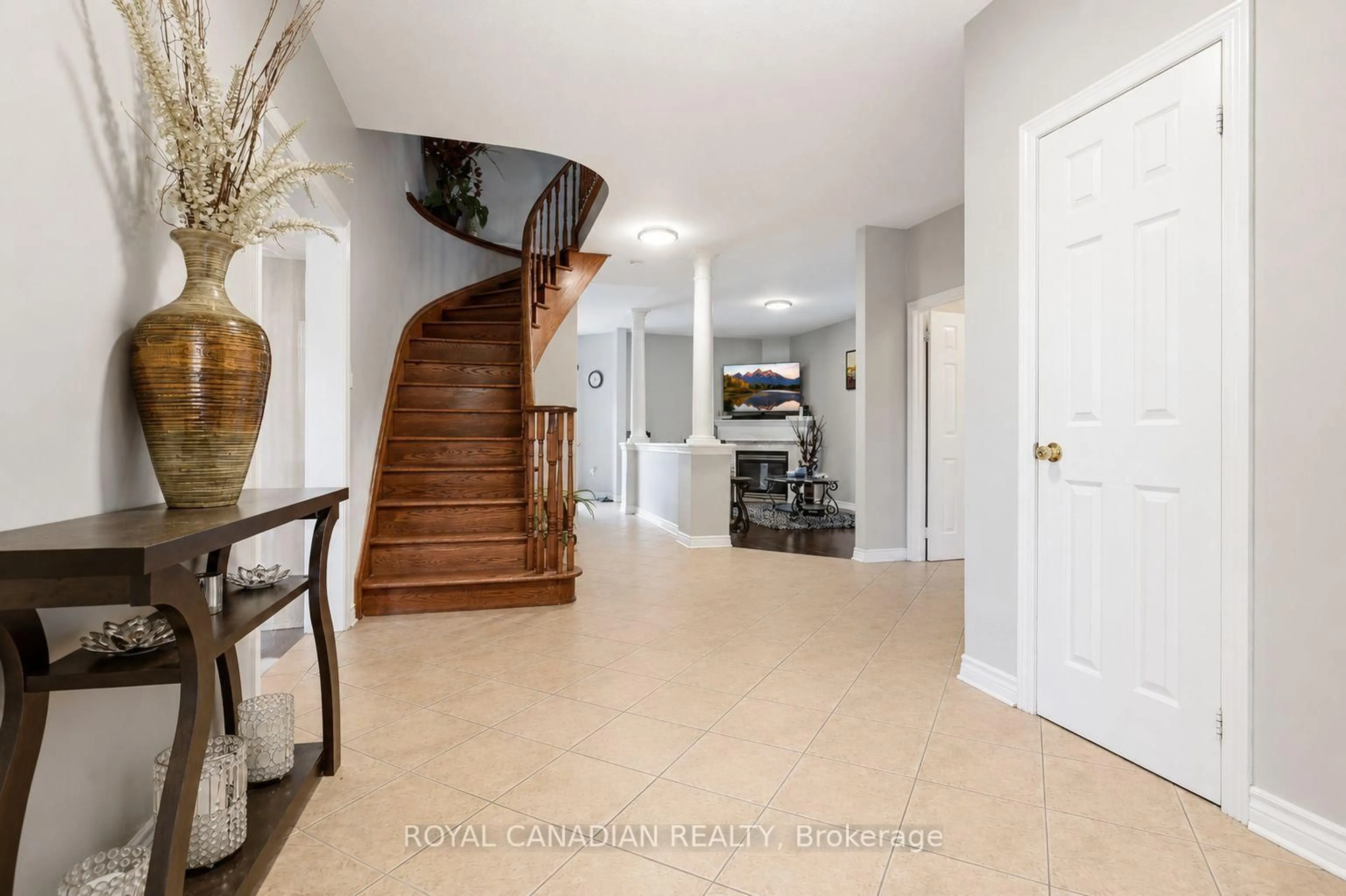 Indoor entryway for 264 Country Lane, Barrie Ontario L4N 0Y3