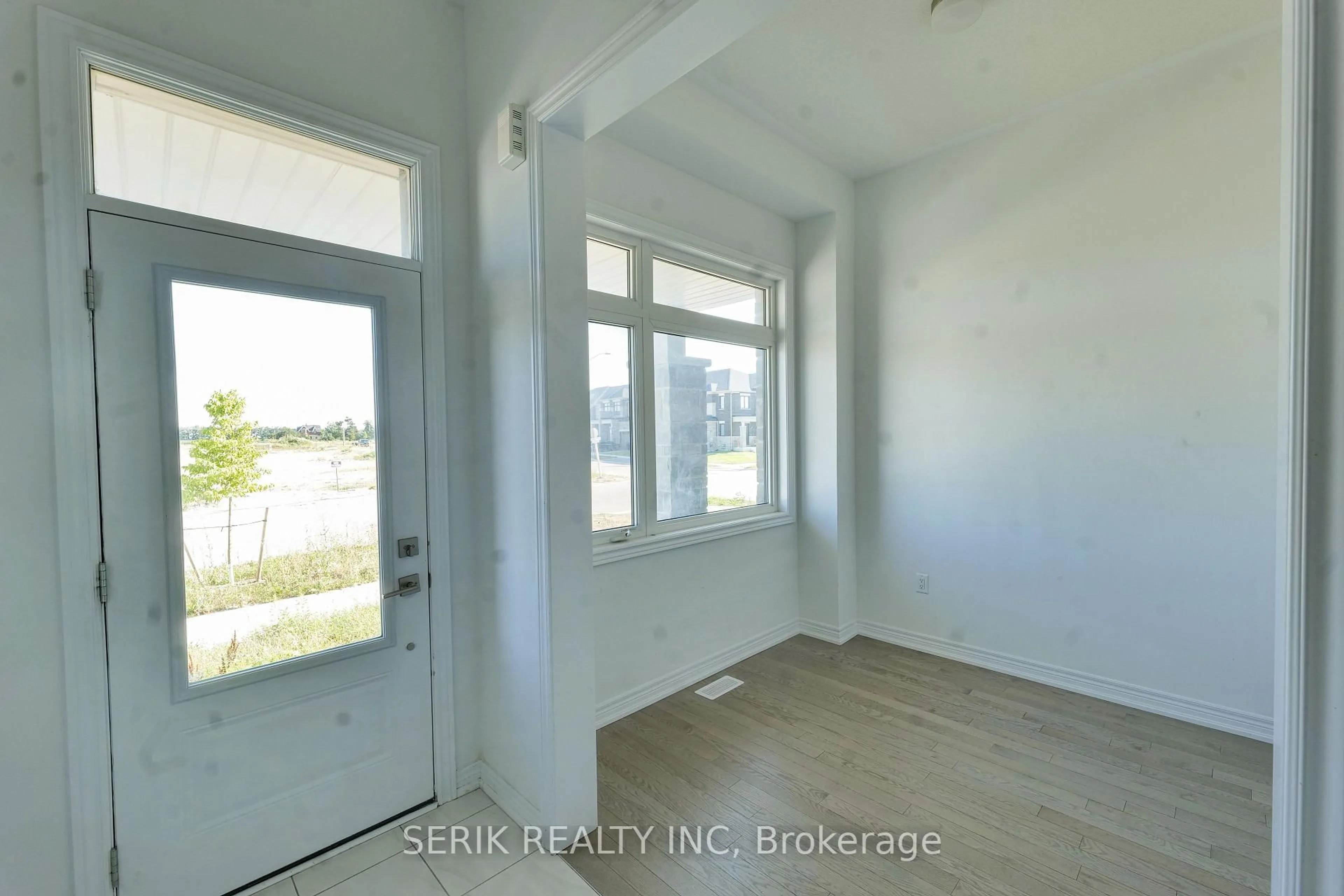 Indoor entryway for 163 Fenchurch Manr, Barrie Ontario L9J 0W9