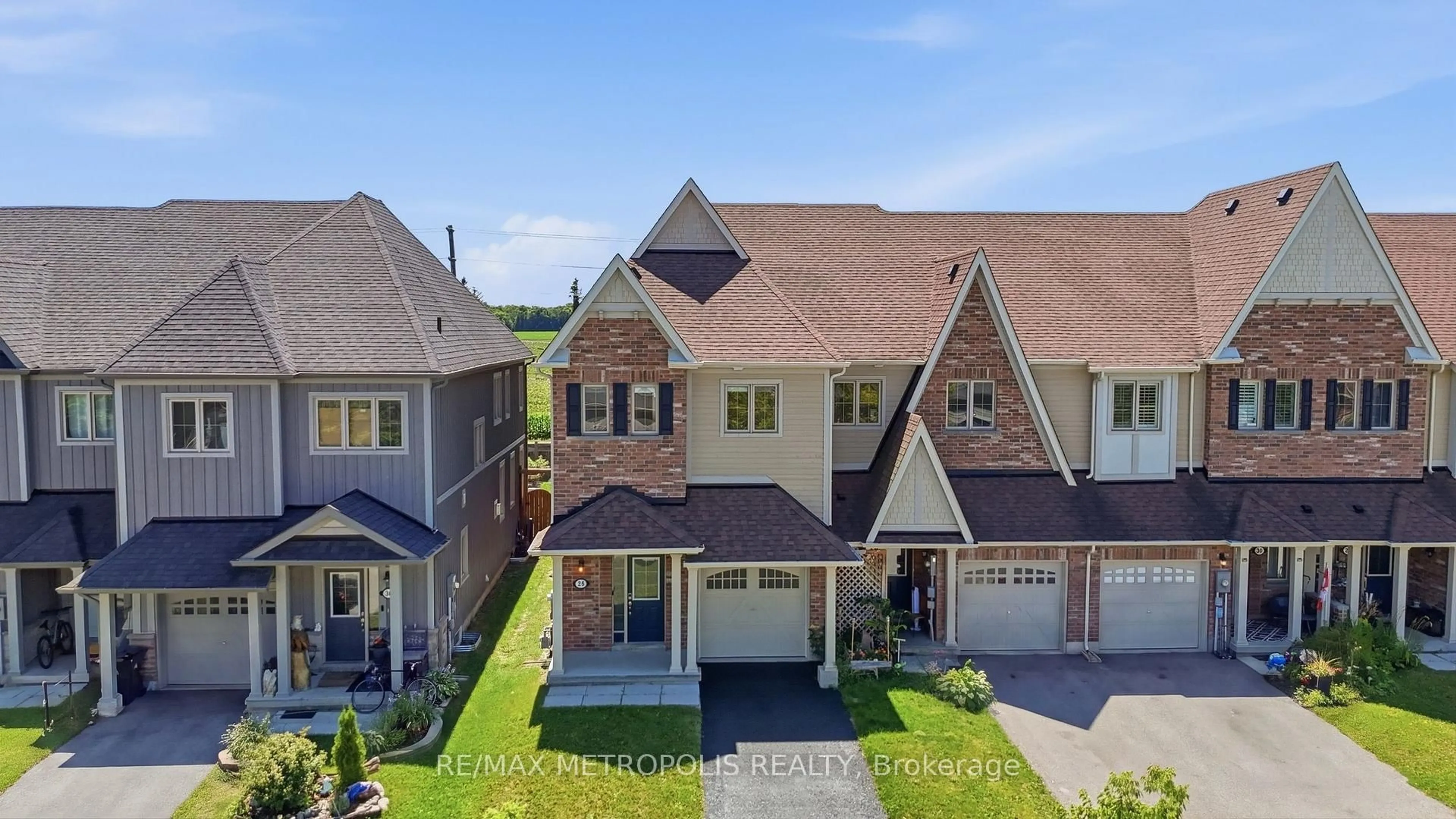 A pic from outside/outdoor area/front of a property/back of a property/a pic from drone, mountain view for 34 Robertson St, Collingwood Ontario L9Y 0X1