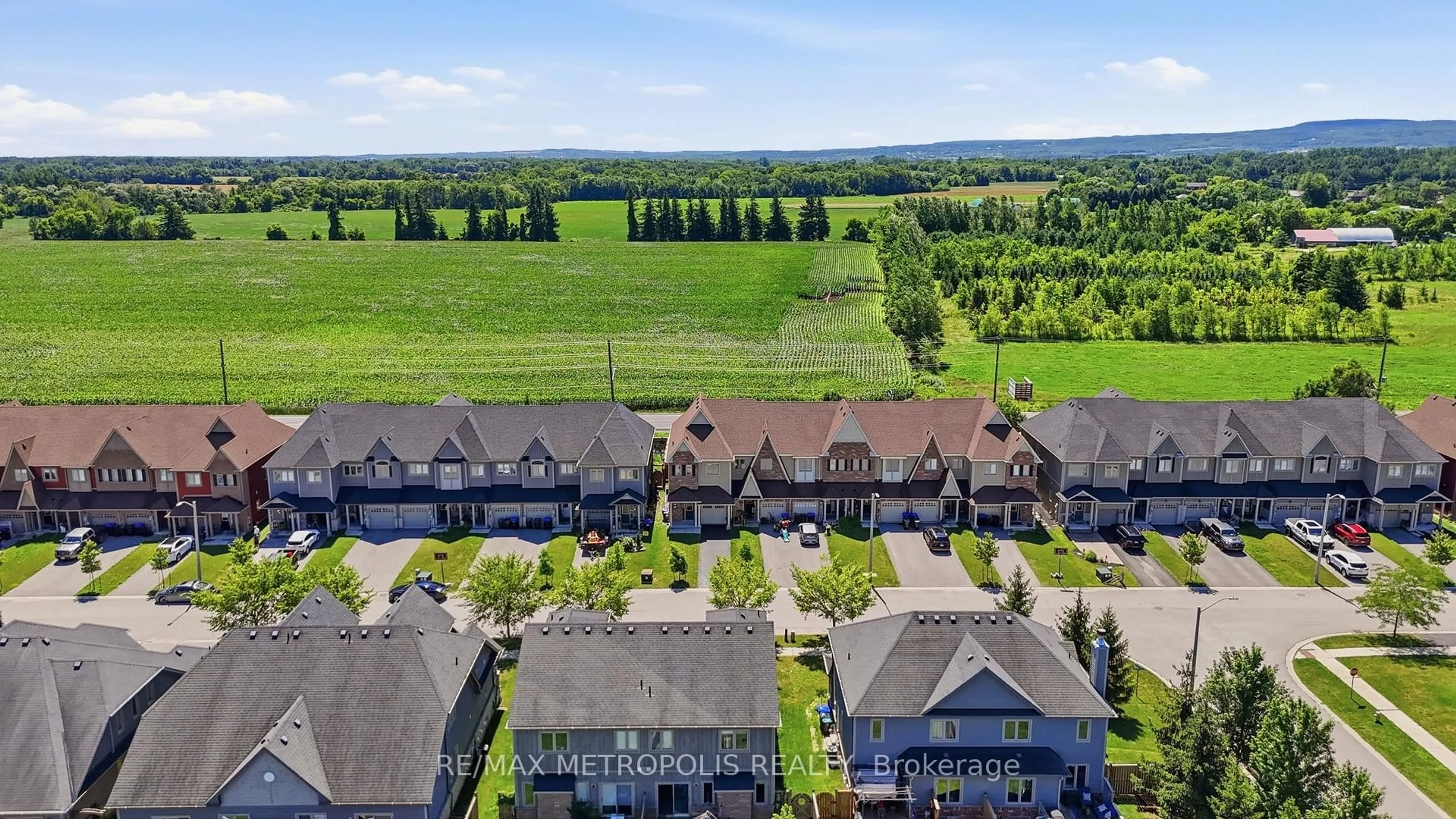 A pic from outside/outdoor area/front of a property/back of a property/a pic from drone, mountain view for 34 Robertson St, Collingwood Ontario L9Y 0X1