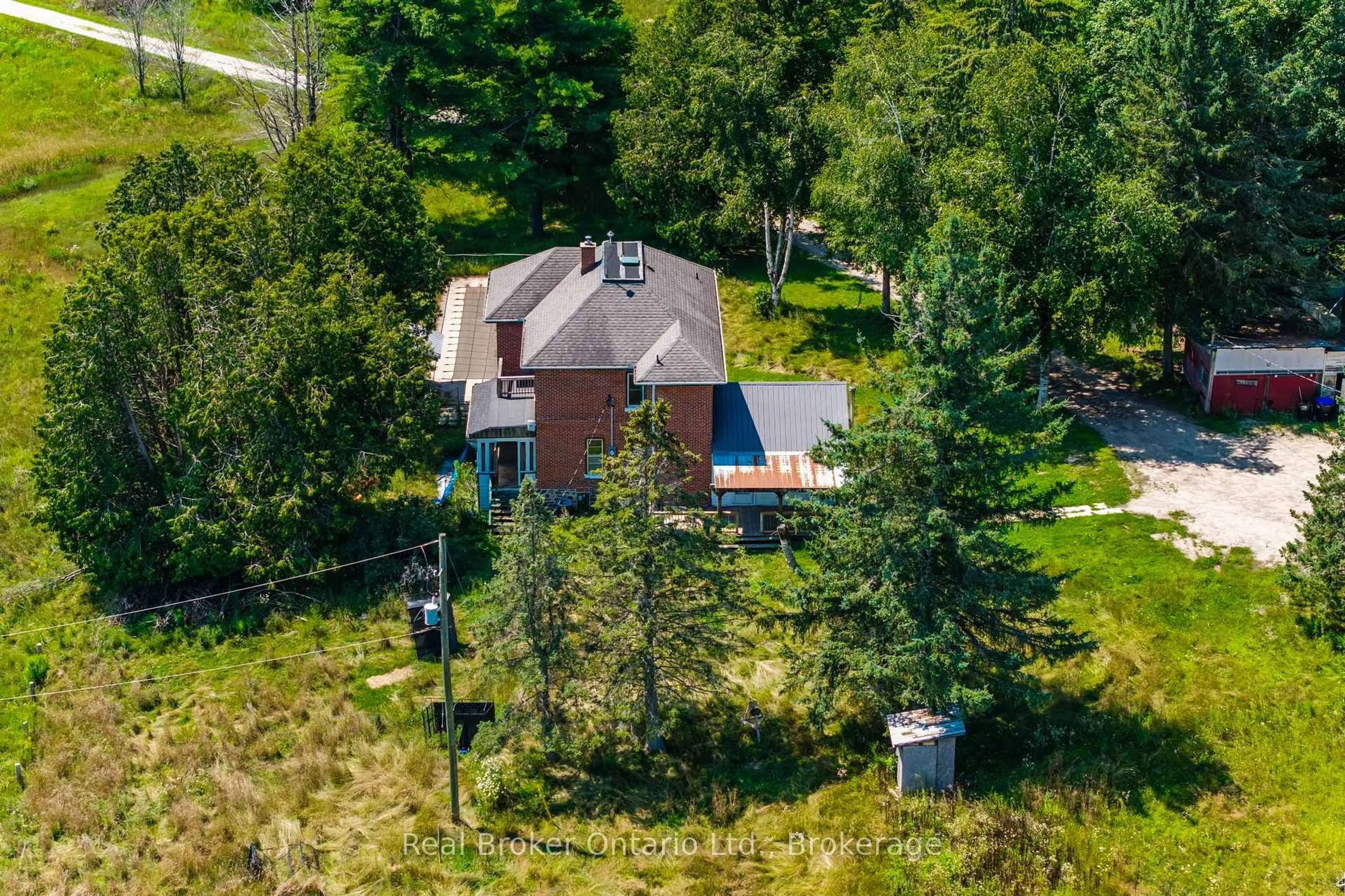 A pic from outside/outdoor area/front of a property/back of a property/a pic from drone, unknown for 5494 Vasey Rd, Tay Ontario L0K 2E0