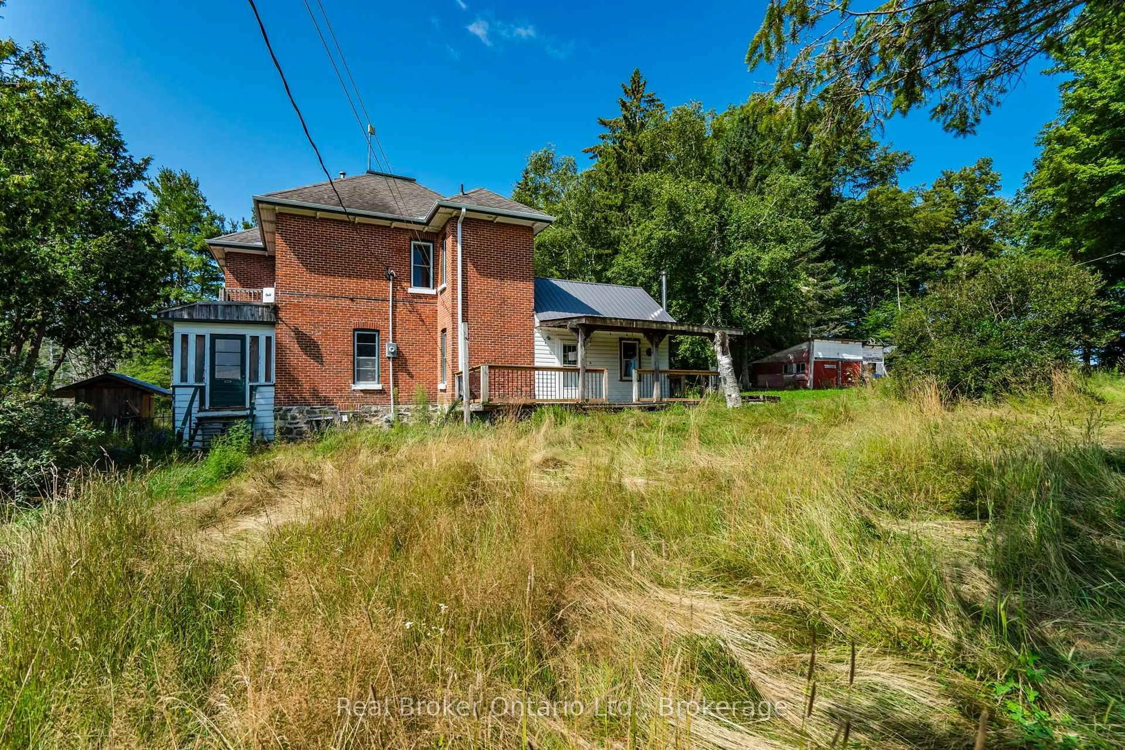 A pic from outside/outdoor area/front of a property/back of a property/a pic from drone, unknown for 5494 Vasey Rd, Tay Ontario L0K 2E0