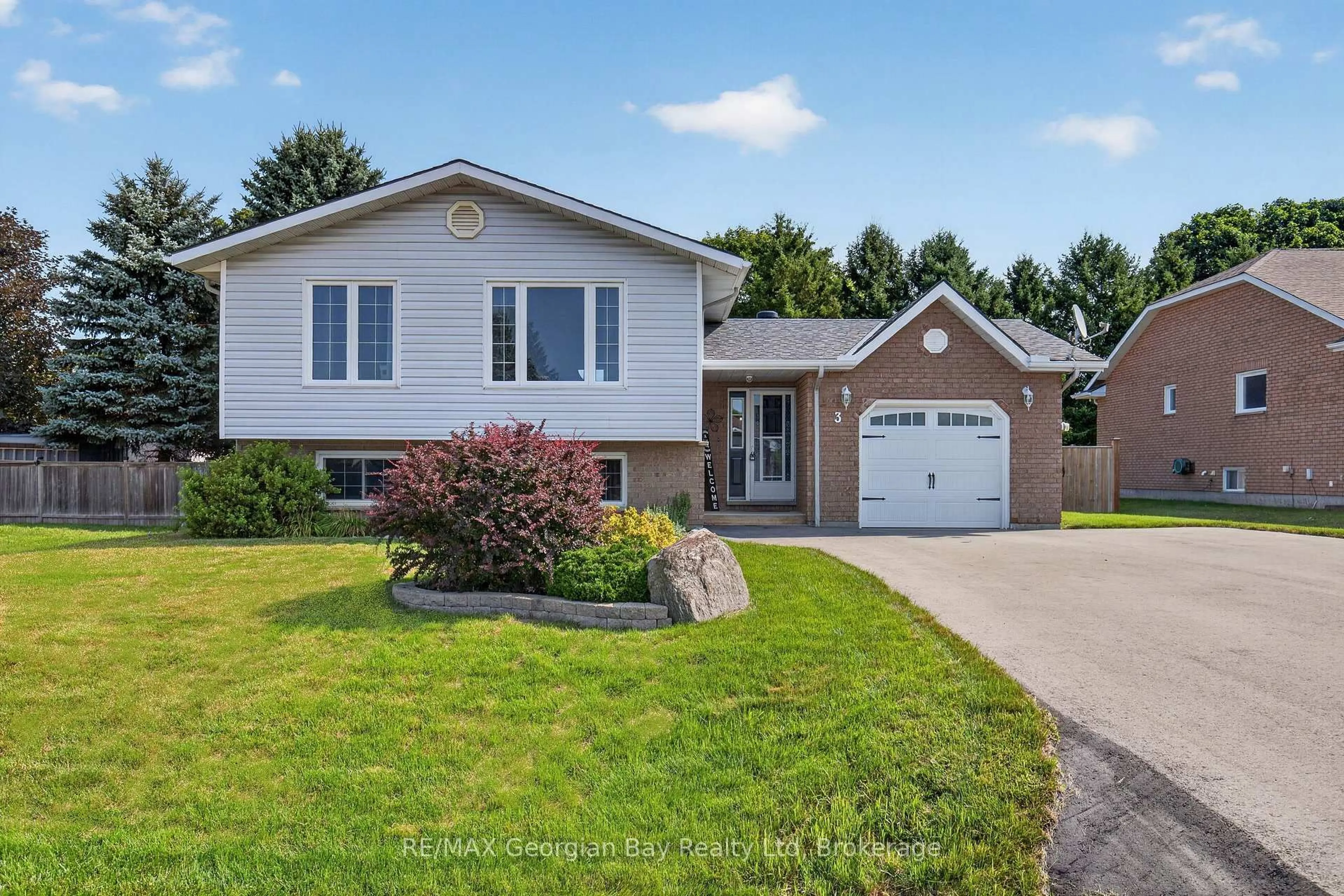 Home with vinyl exterior material, street for 3 Copeland St, Penetanguishene Ontario L9M 1K3