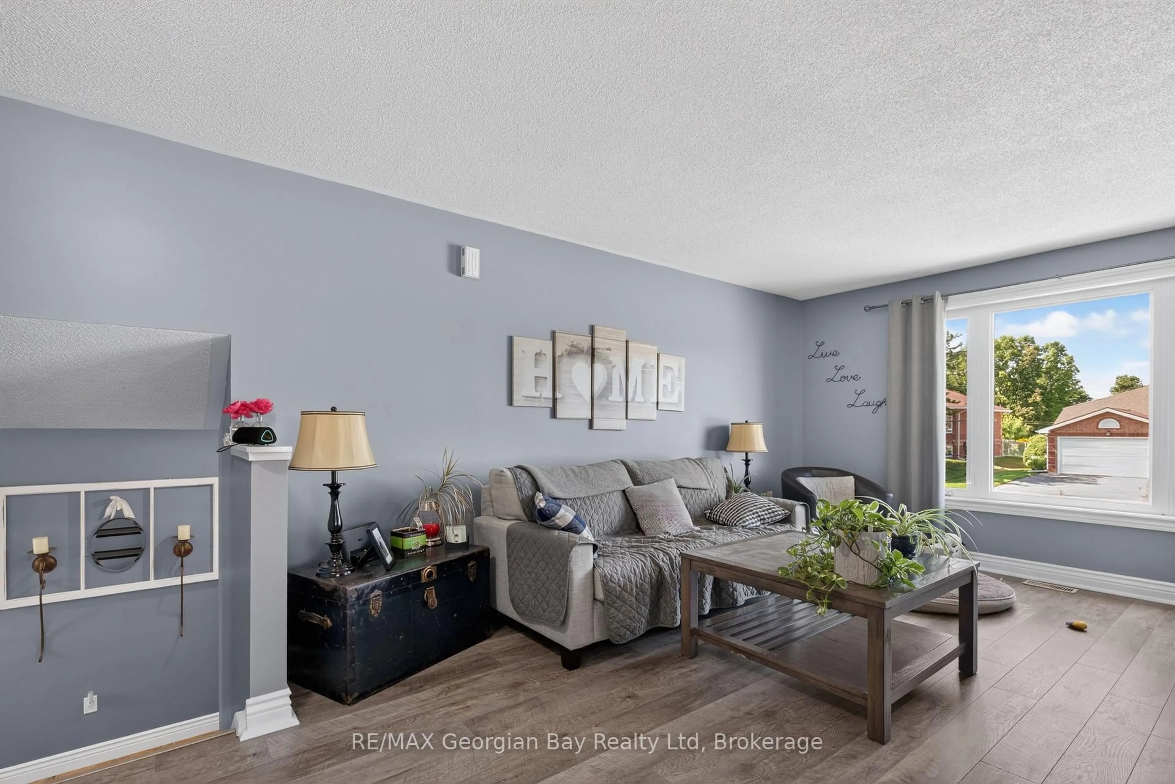 Living room with furniture, wood/laminate floor for 3 Copeland St, Penetanguishene Ontario L9M 1K3