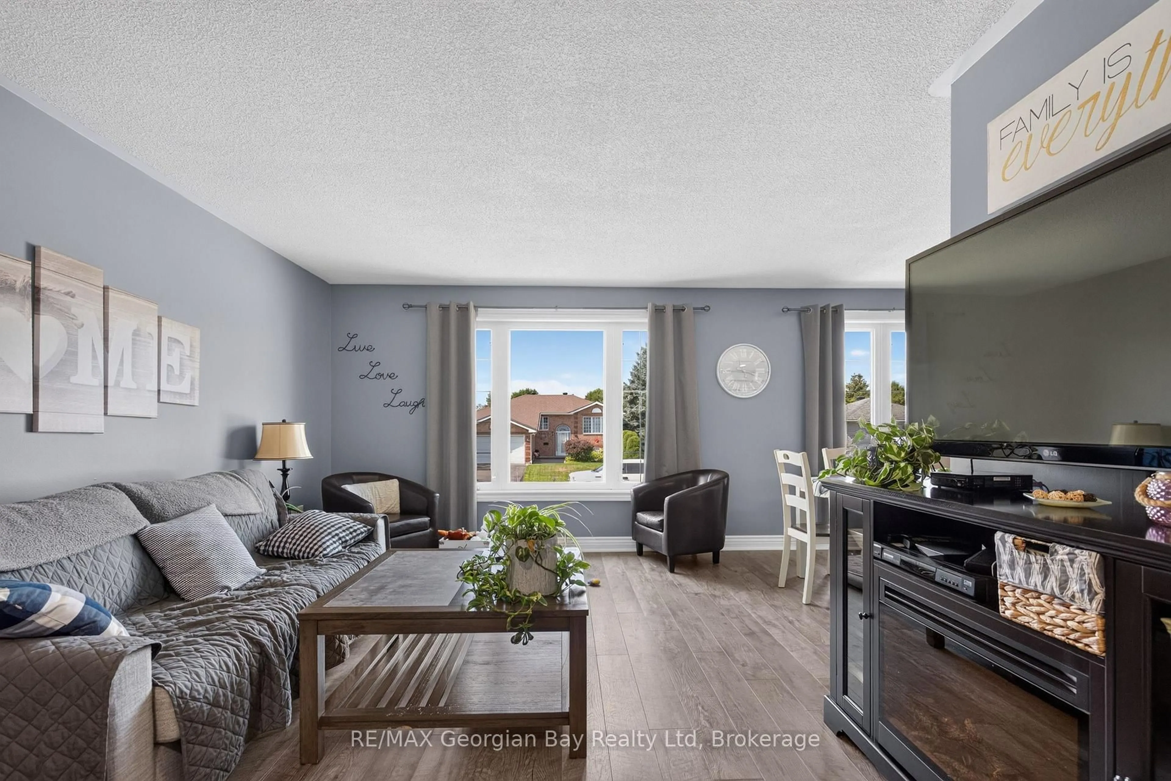 Living room with furniture, unknown for 3 Copeland St, Penetanguishene Ontario L9M 1K3
