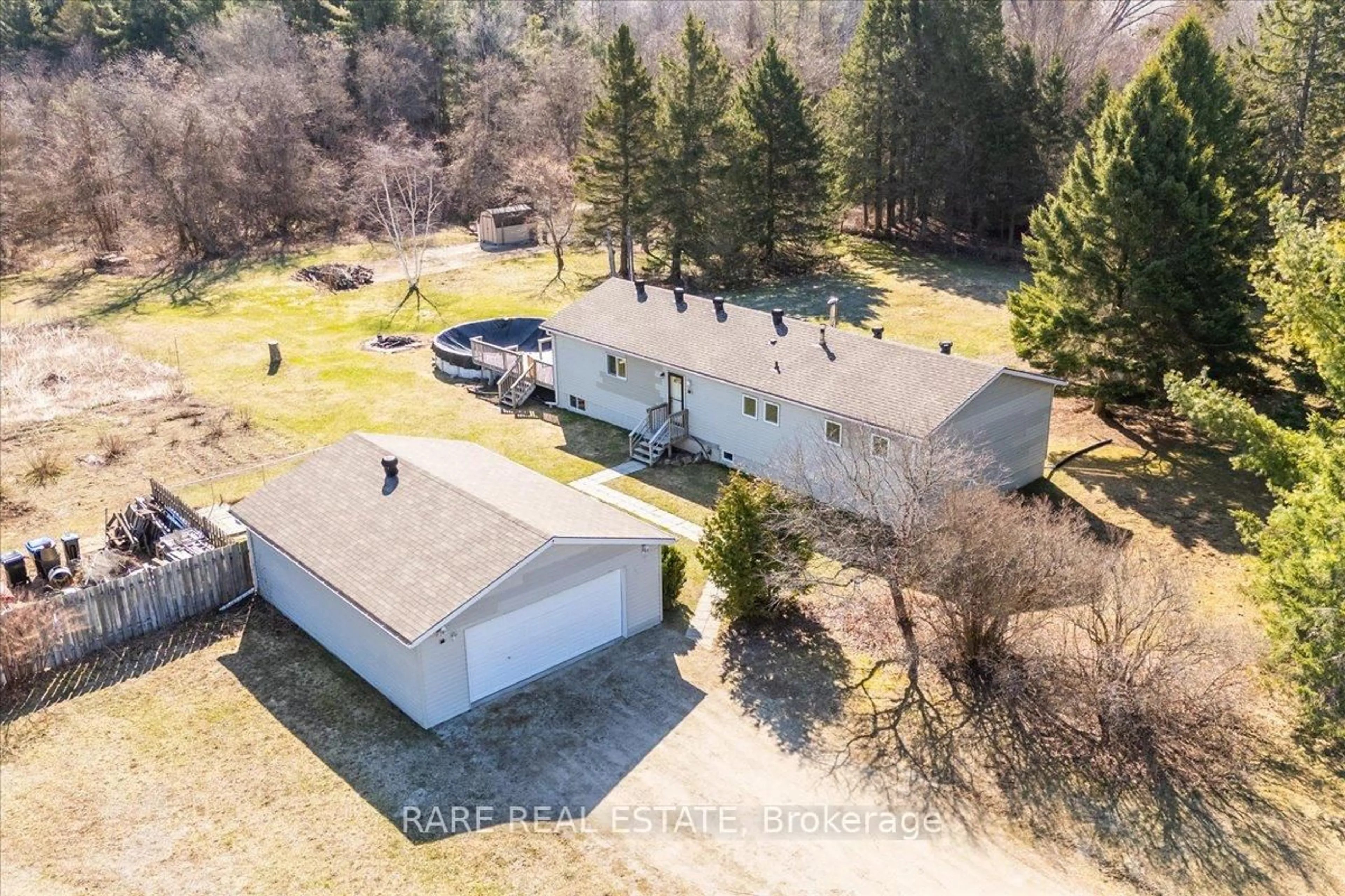A pic from outside/outdoor area/front of a property/back of a property/a pic from drone, unknown for 3679 McCarthy Dr, Clearview Ontario L0M 1N0
