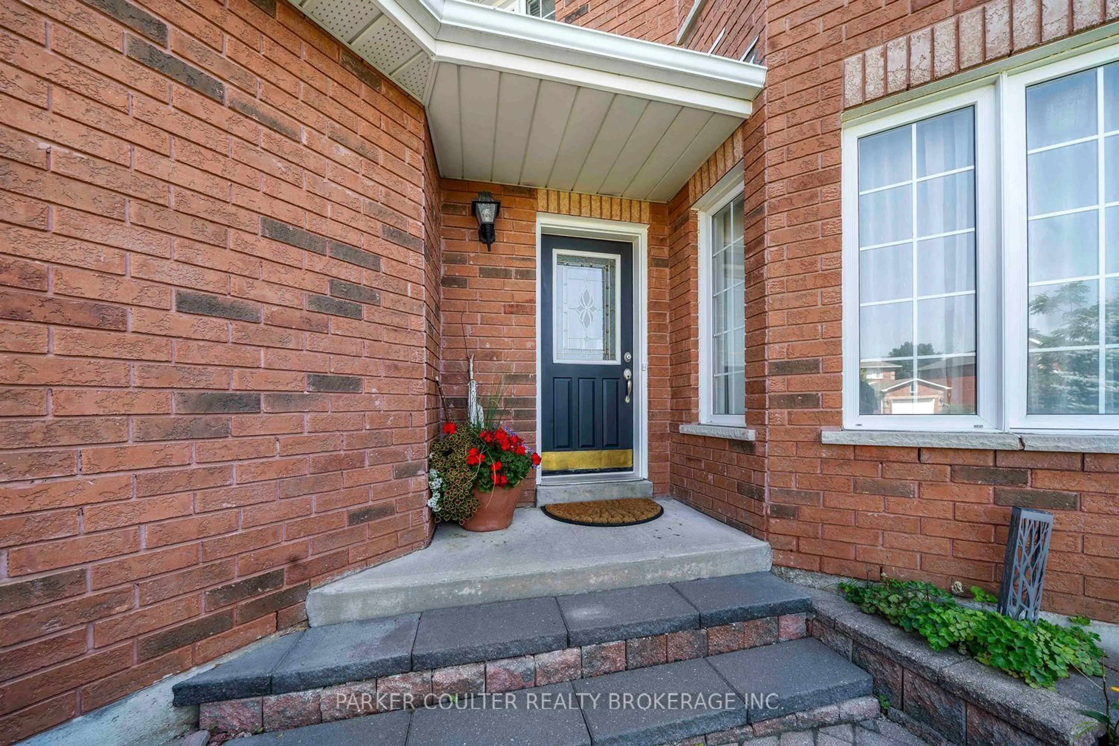 Indoor entryway for 15 Shaina Crt, Barrie Ontario L4N 9S6